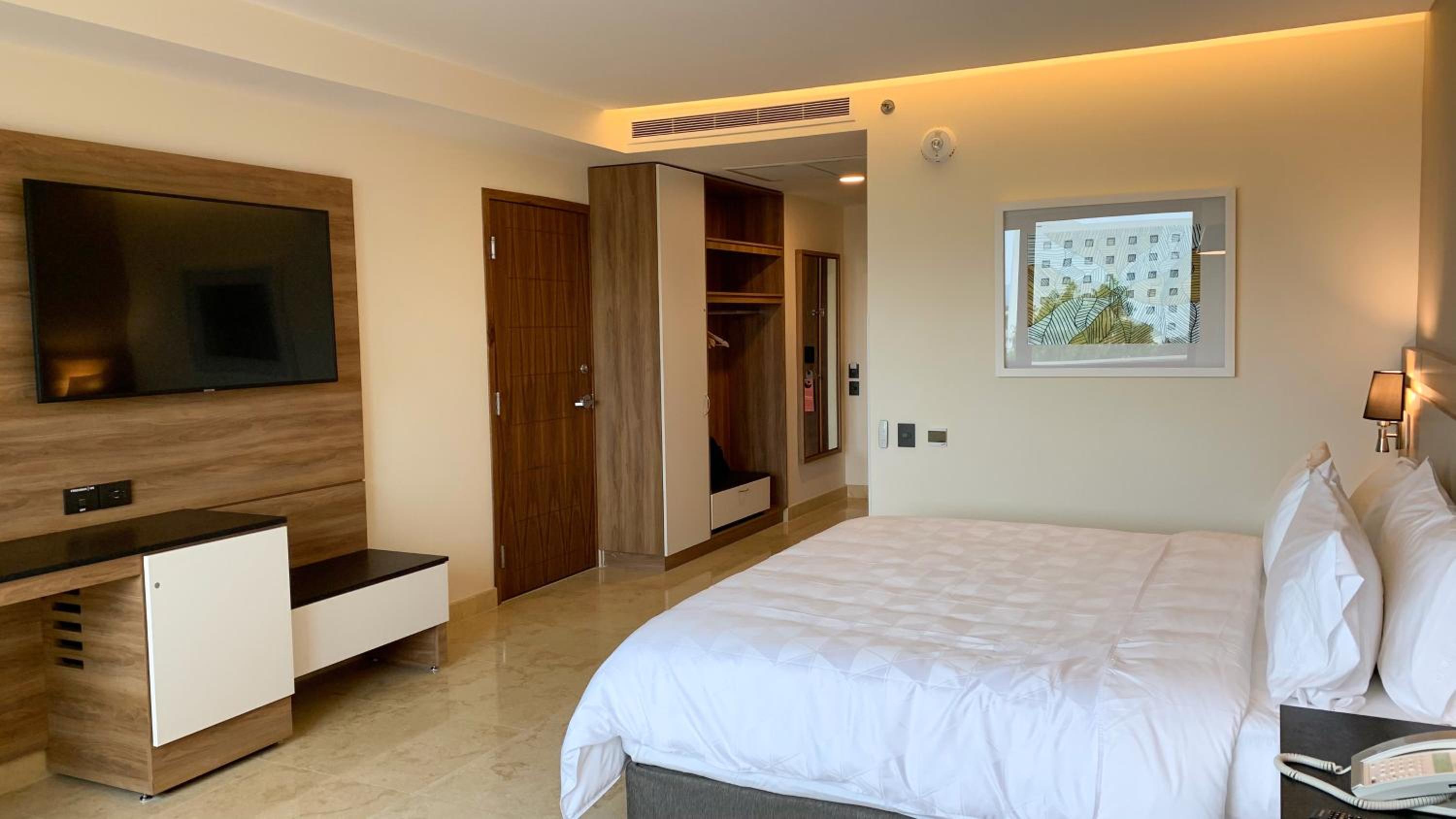 Standard King Room - Accessible - Photo 1