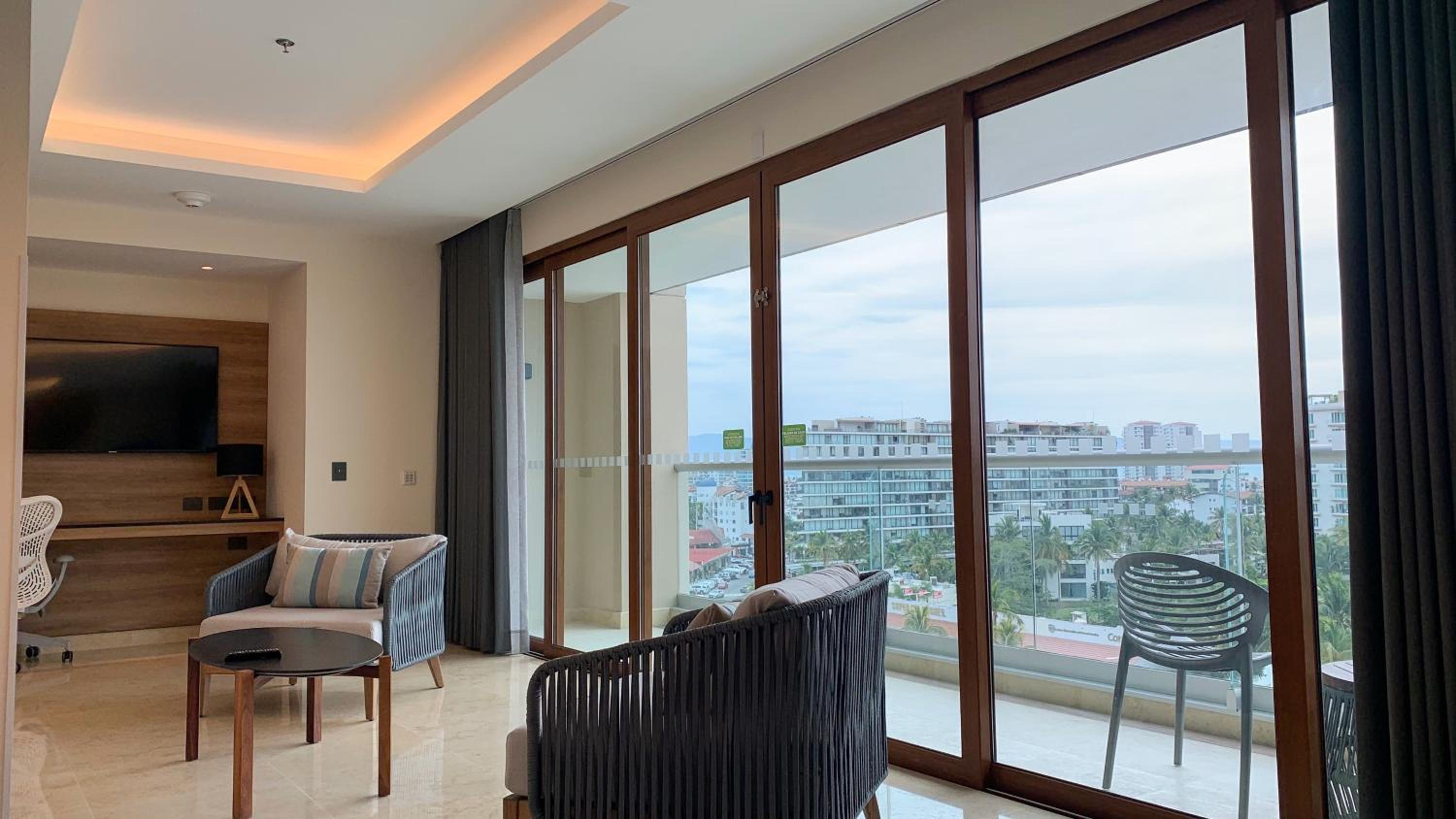 King Suite with City View - Photo 6