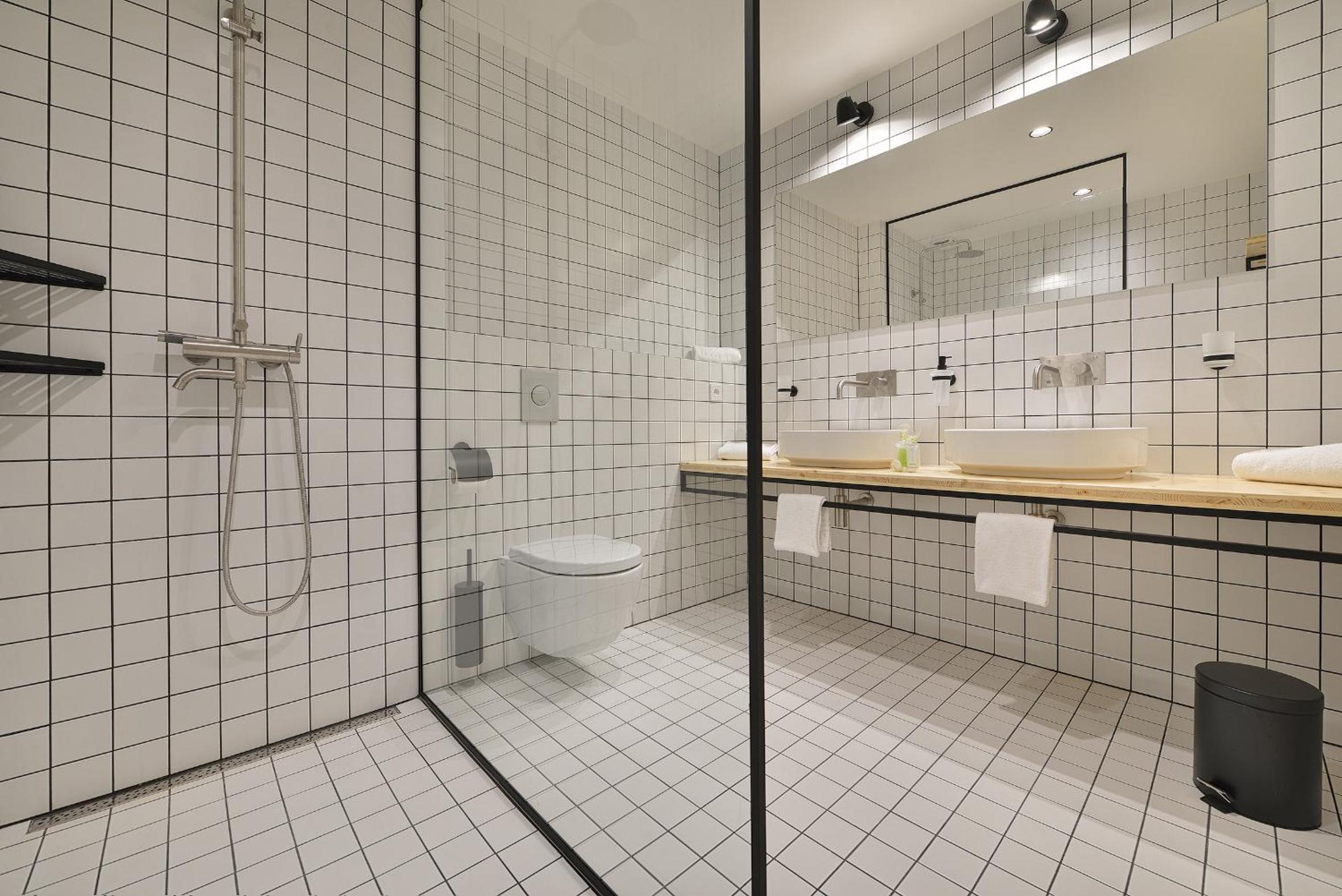 Deluxe Four-Bedroom Maisonette Apartment  - Photo 11