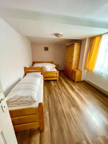 Eight-Bedroom House - Photo 4