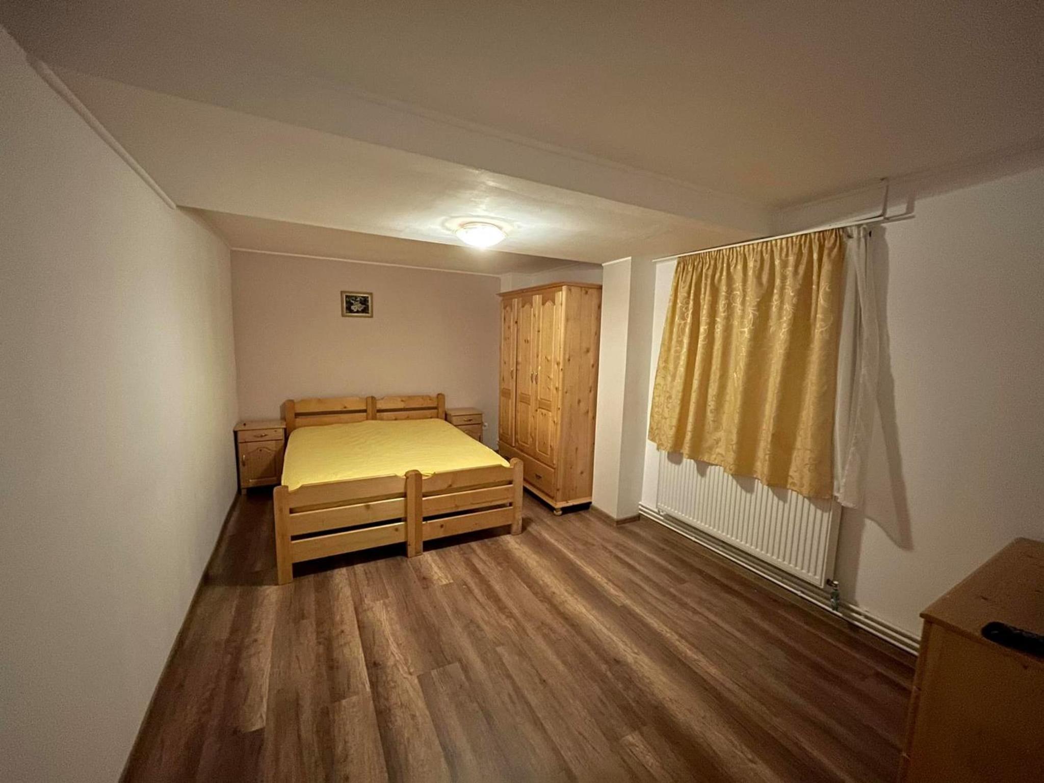 Eight-Bedroom House - Photo 5