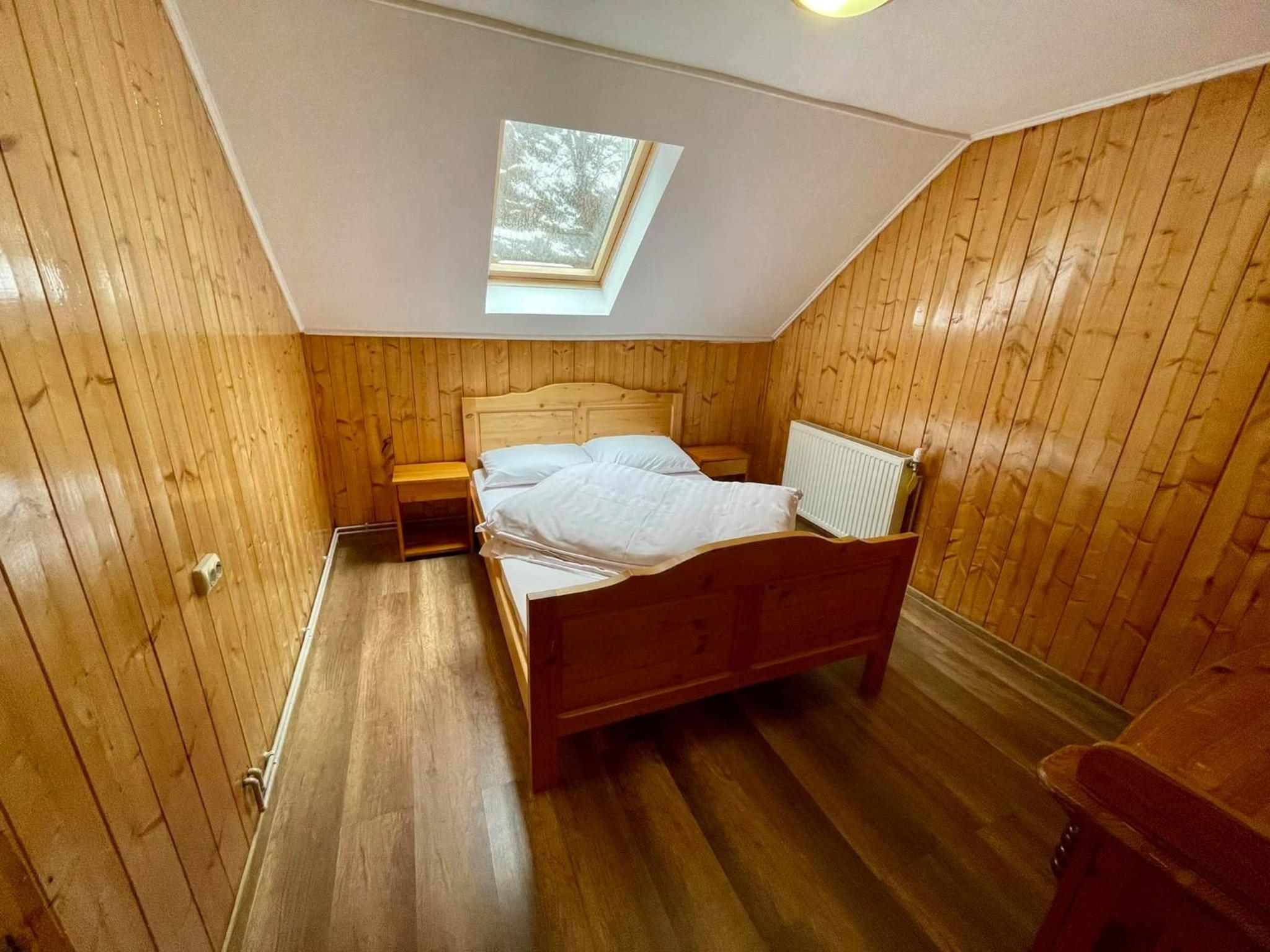 Eight-Bedroom House - Photo 6