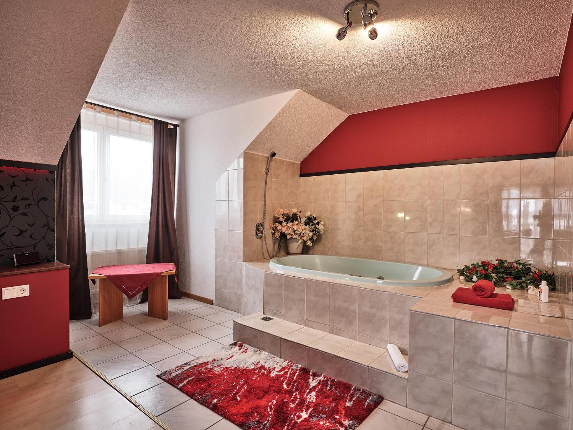 Deluxe Suite with Spa Bath photo 3
