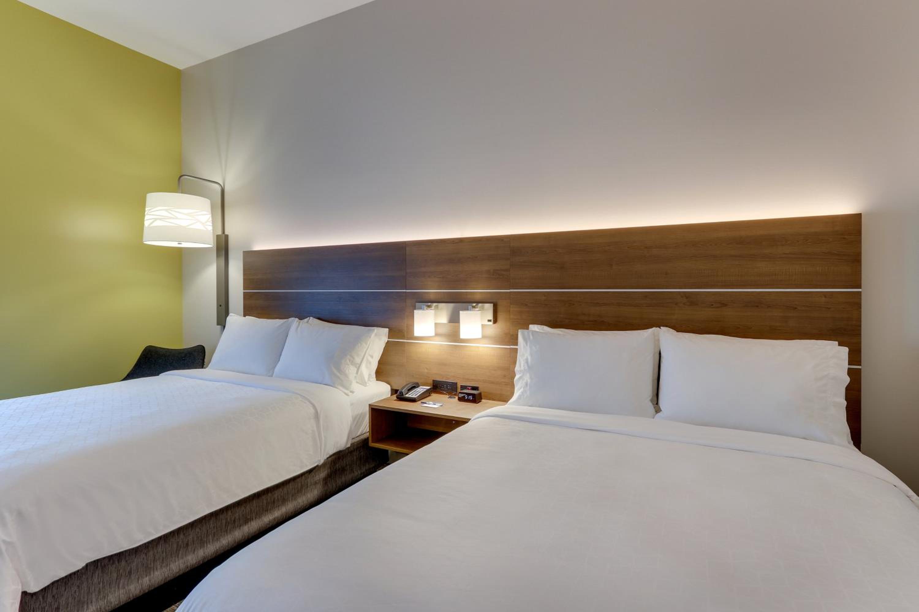 Queen Room with Two Queen Beds - Hearing Accessible/Non-Smoking - Photo 11