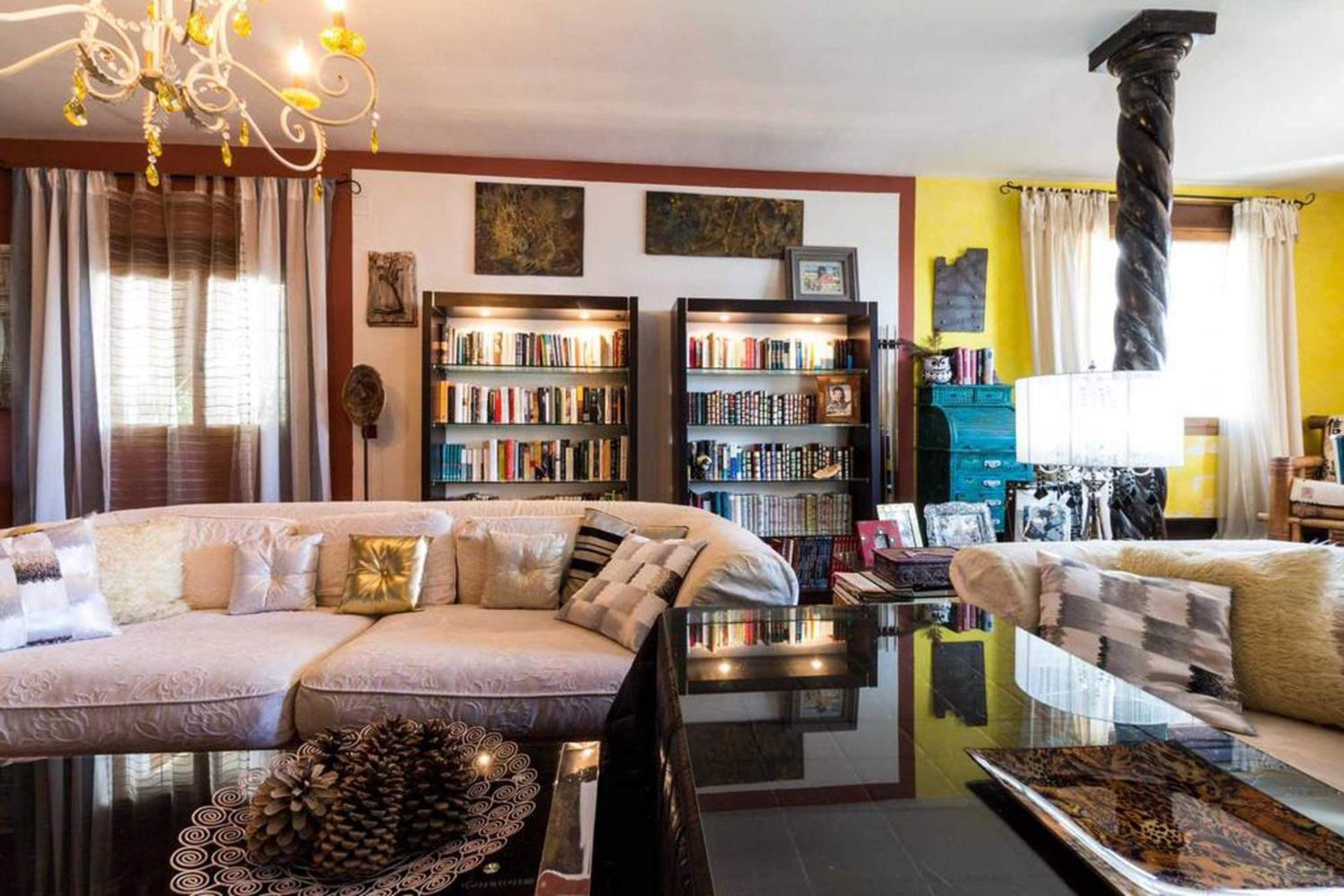 Seven-Bedroom Villa photo 3