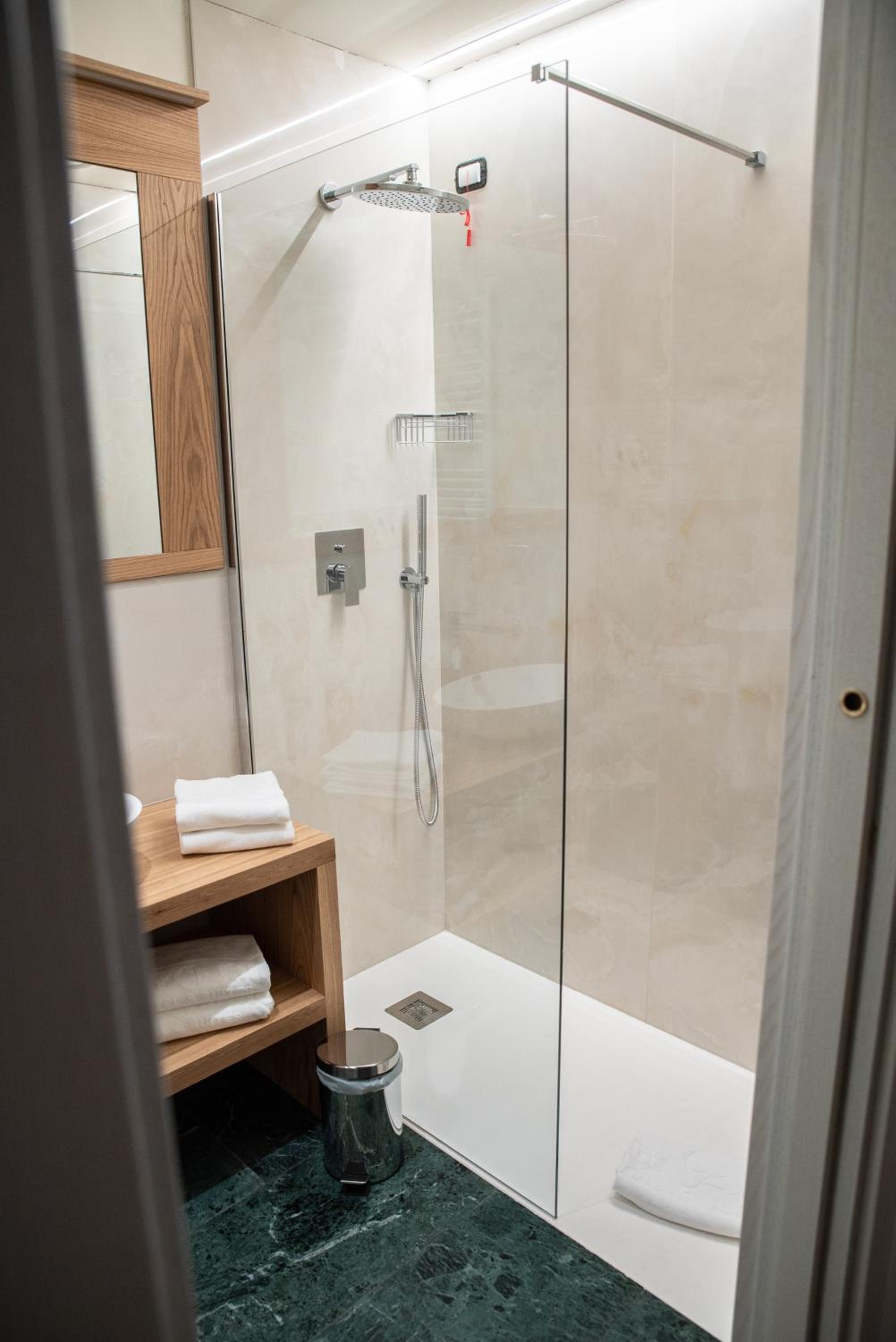 Deluxe Double or Twin Room - Photo 4