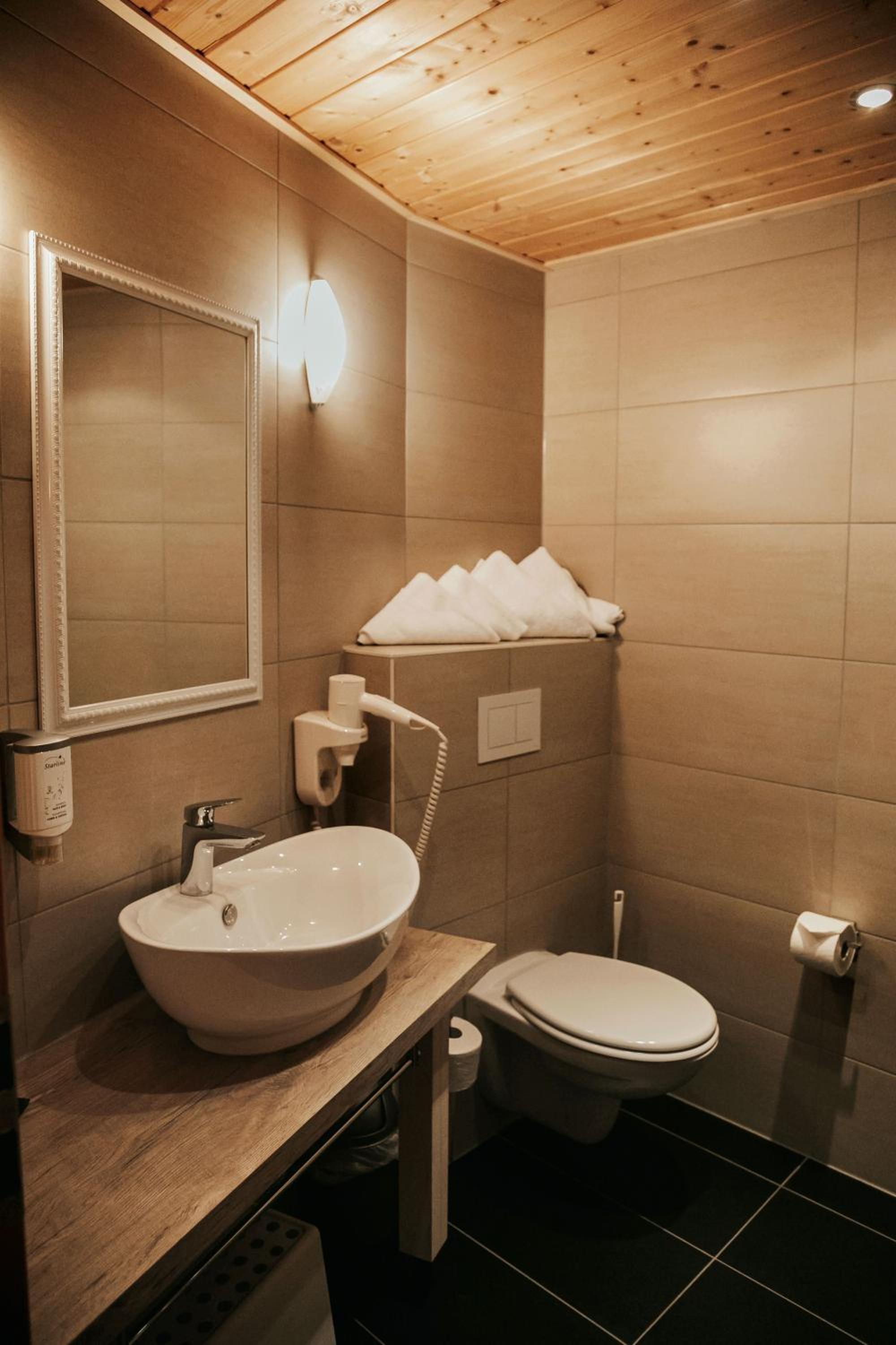 Double Room with Balcony - Photo 8