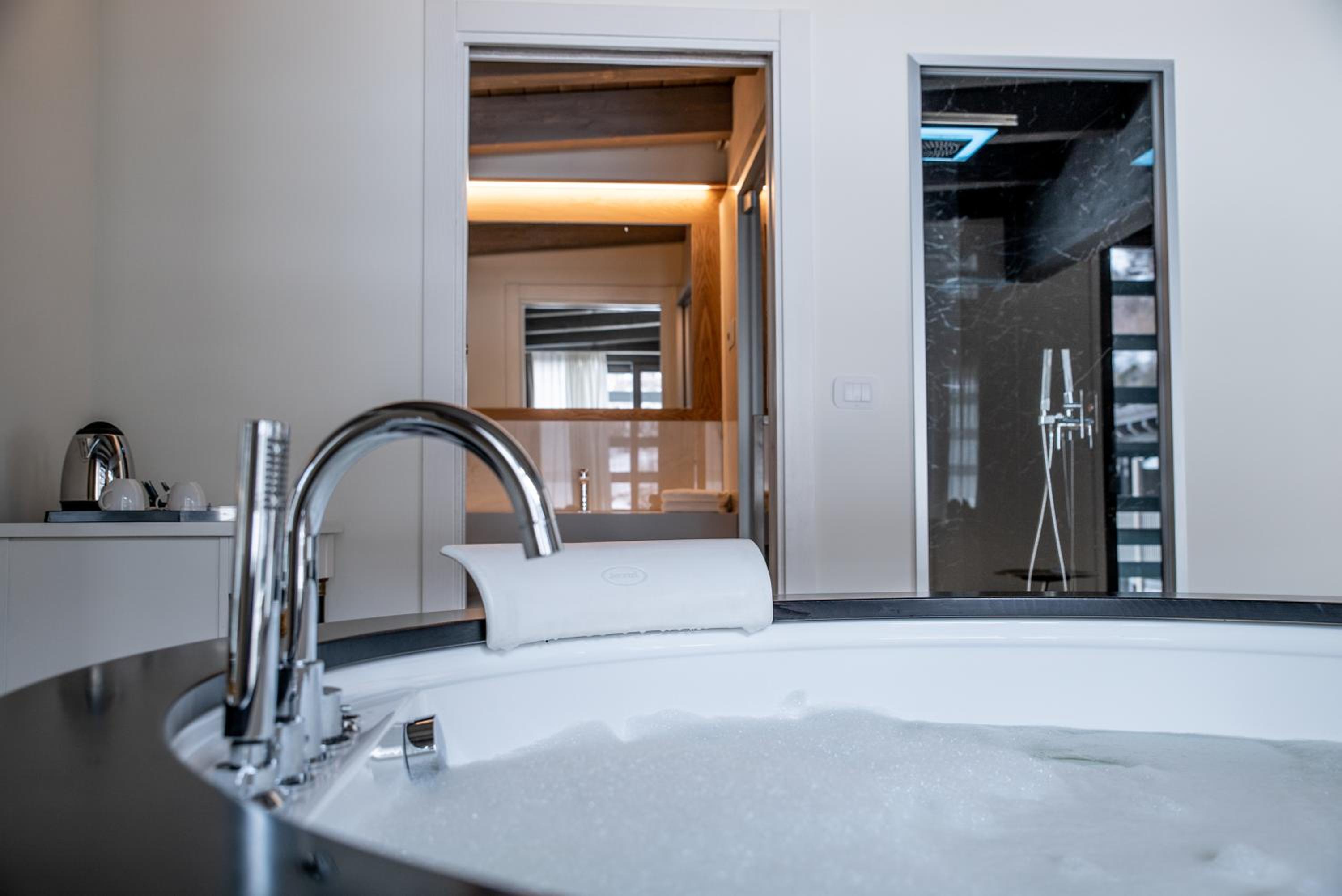 Suite with Spa Bath - Photo 2