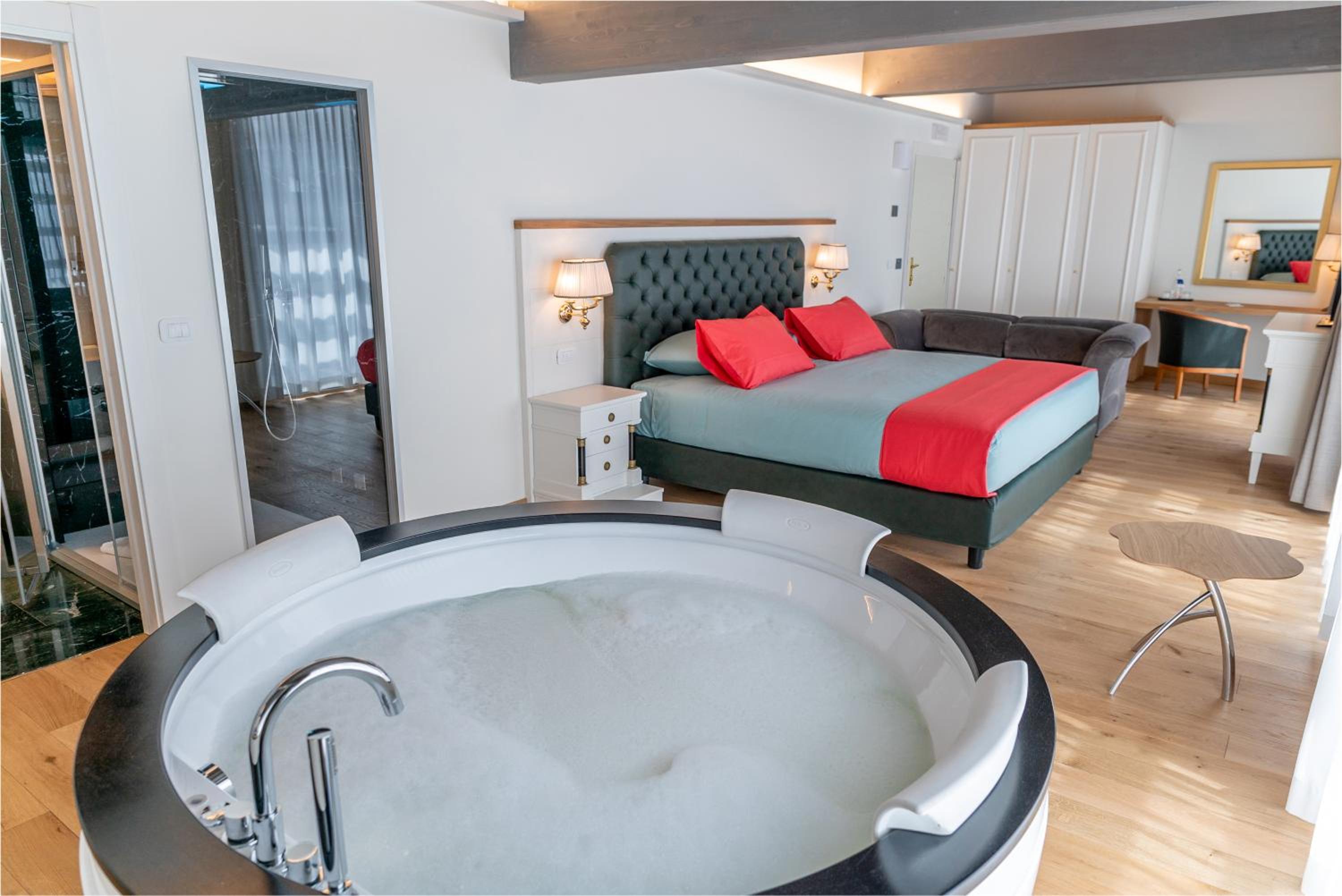 Suite with Spa Bath - Photo 3