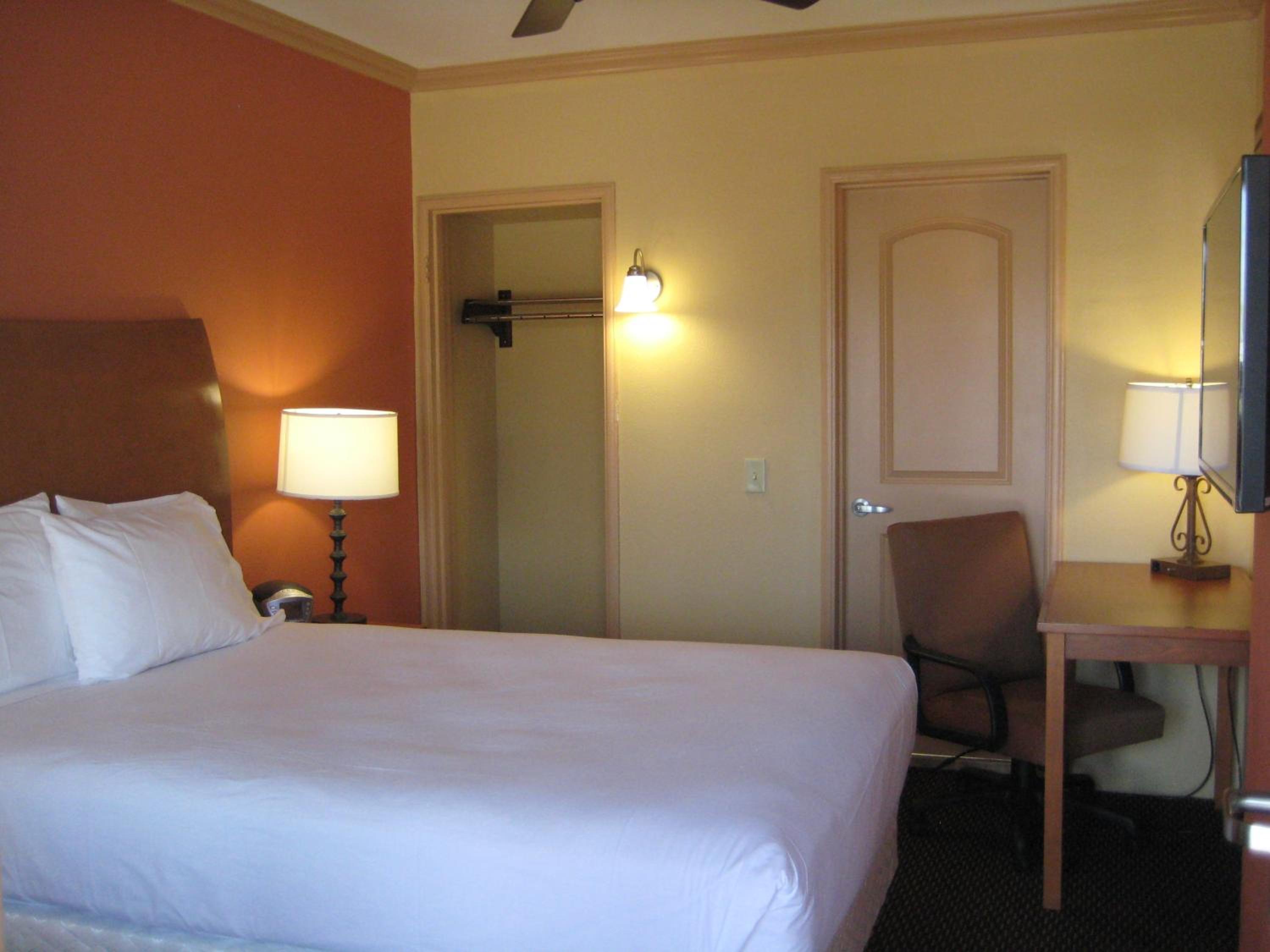 King Room - Non-Smoking photo 2