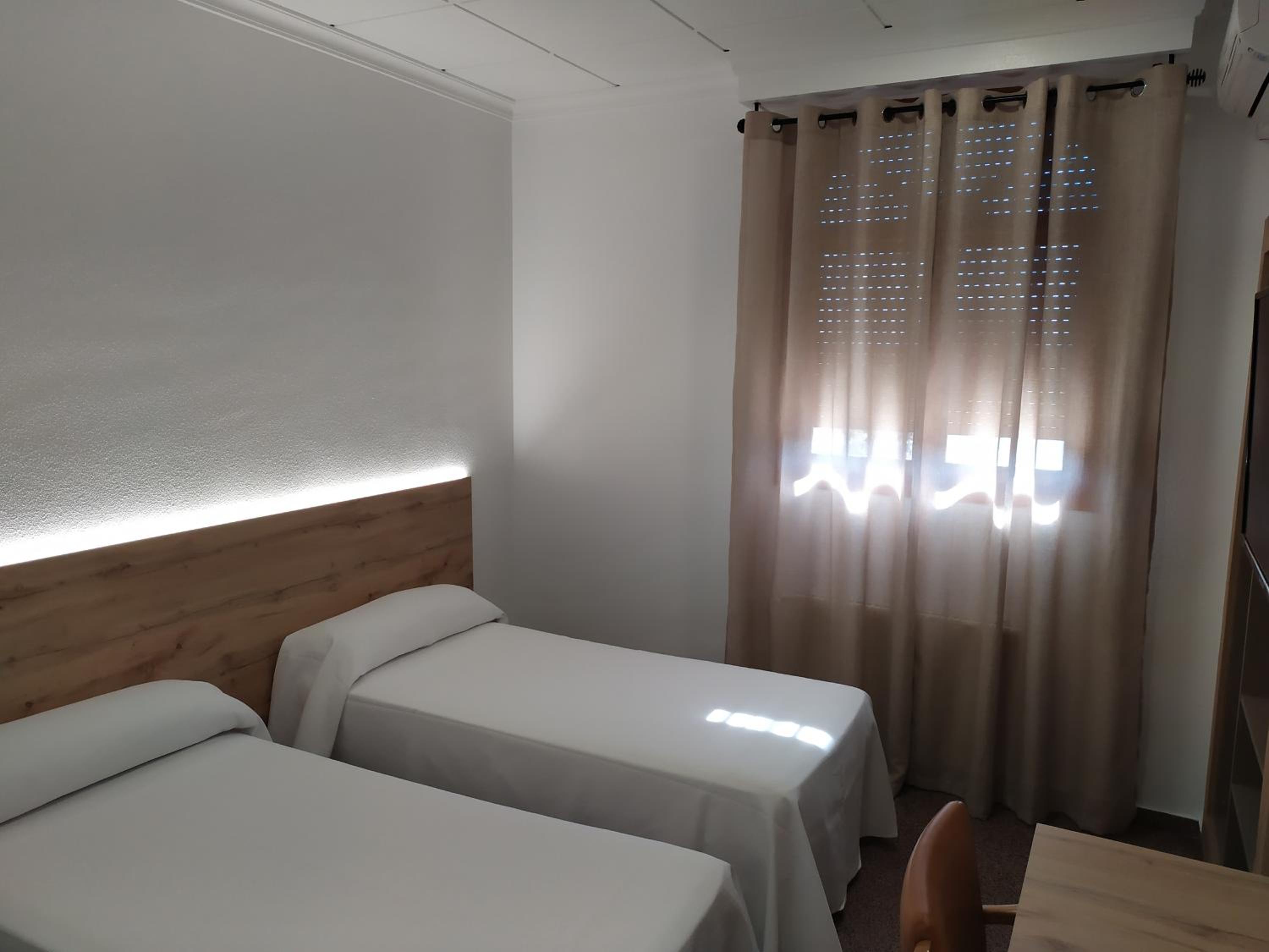 Twin Room - Photo 2
