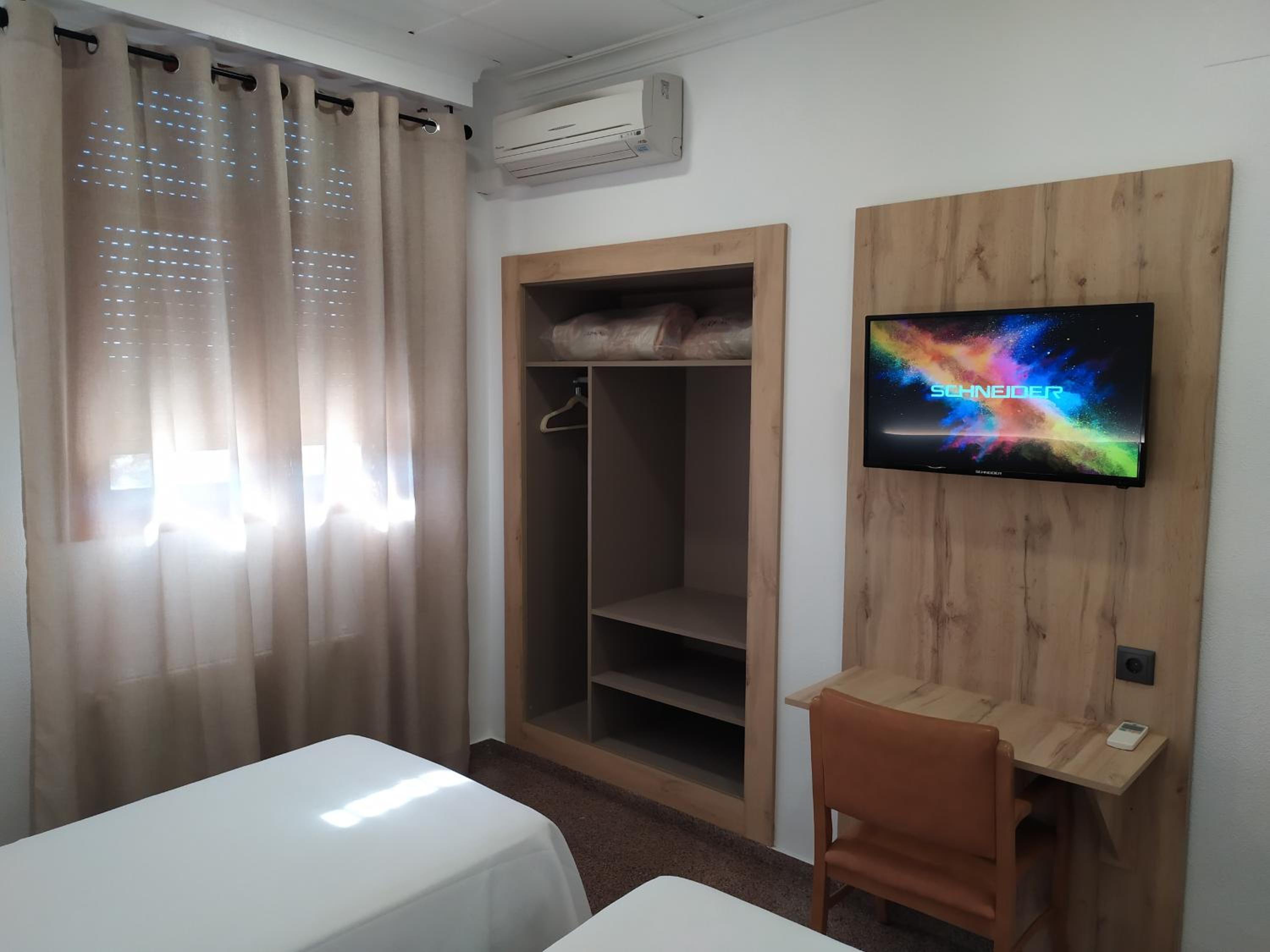 Twin Room - Photo 3