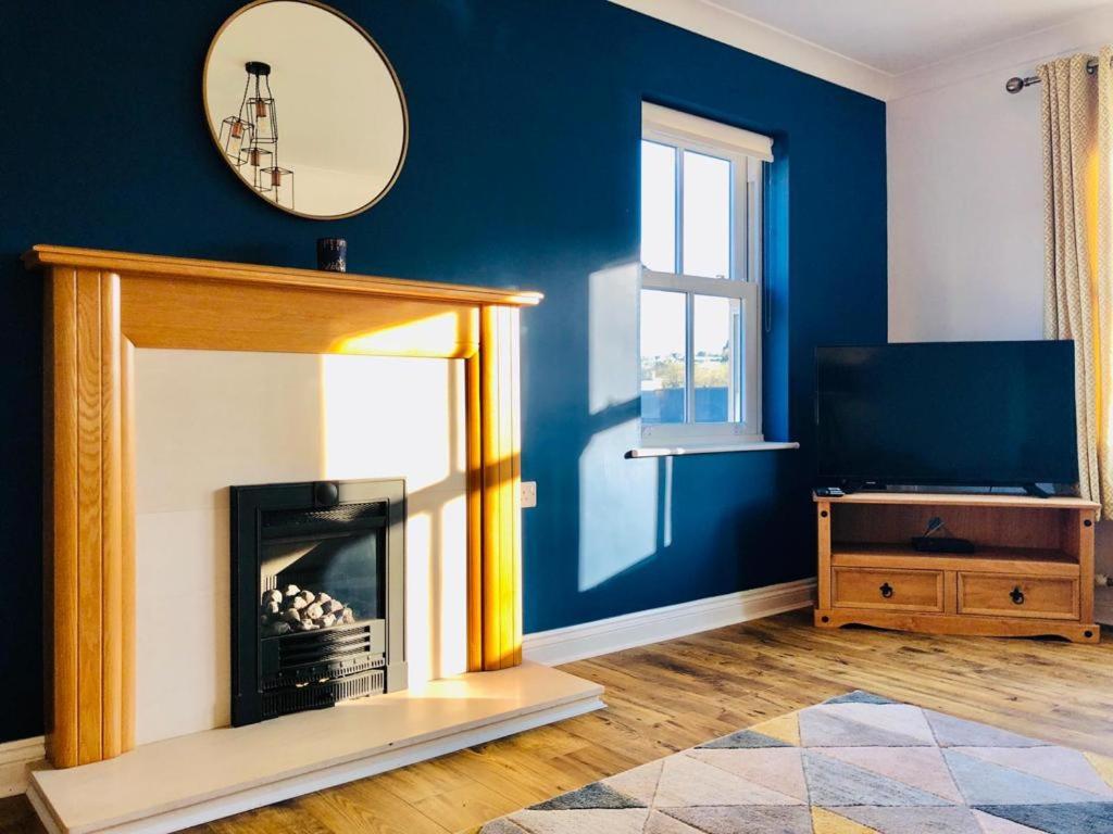 Three-Bedroom House photo 3
