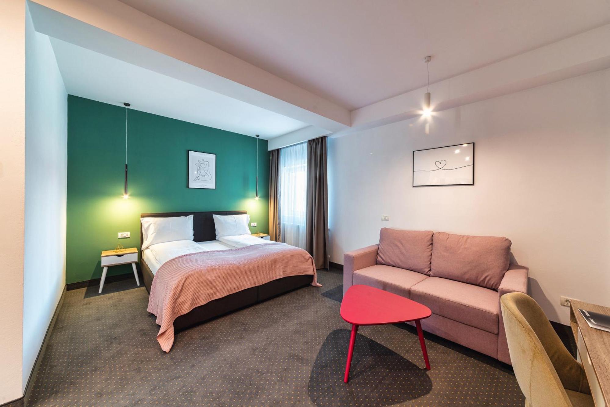 Deluxe Double Room with Balcony photo 3