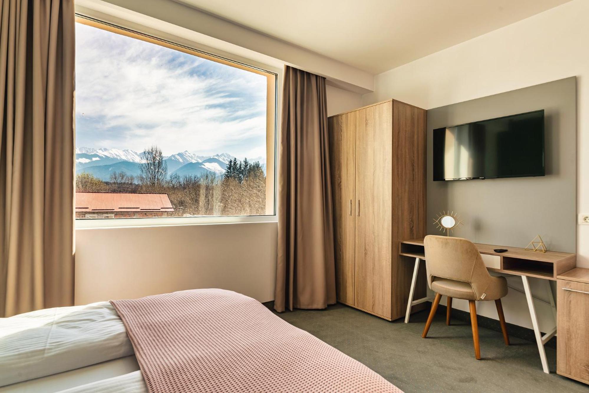 Deluxe Double Room with Balcony photo 2