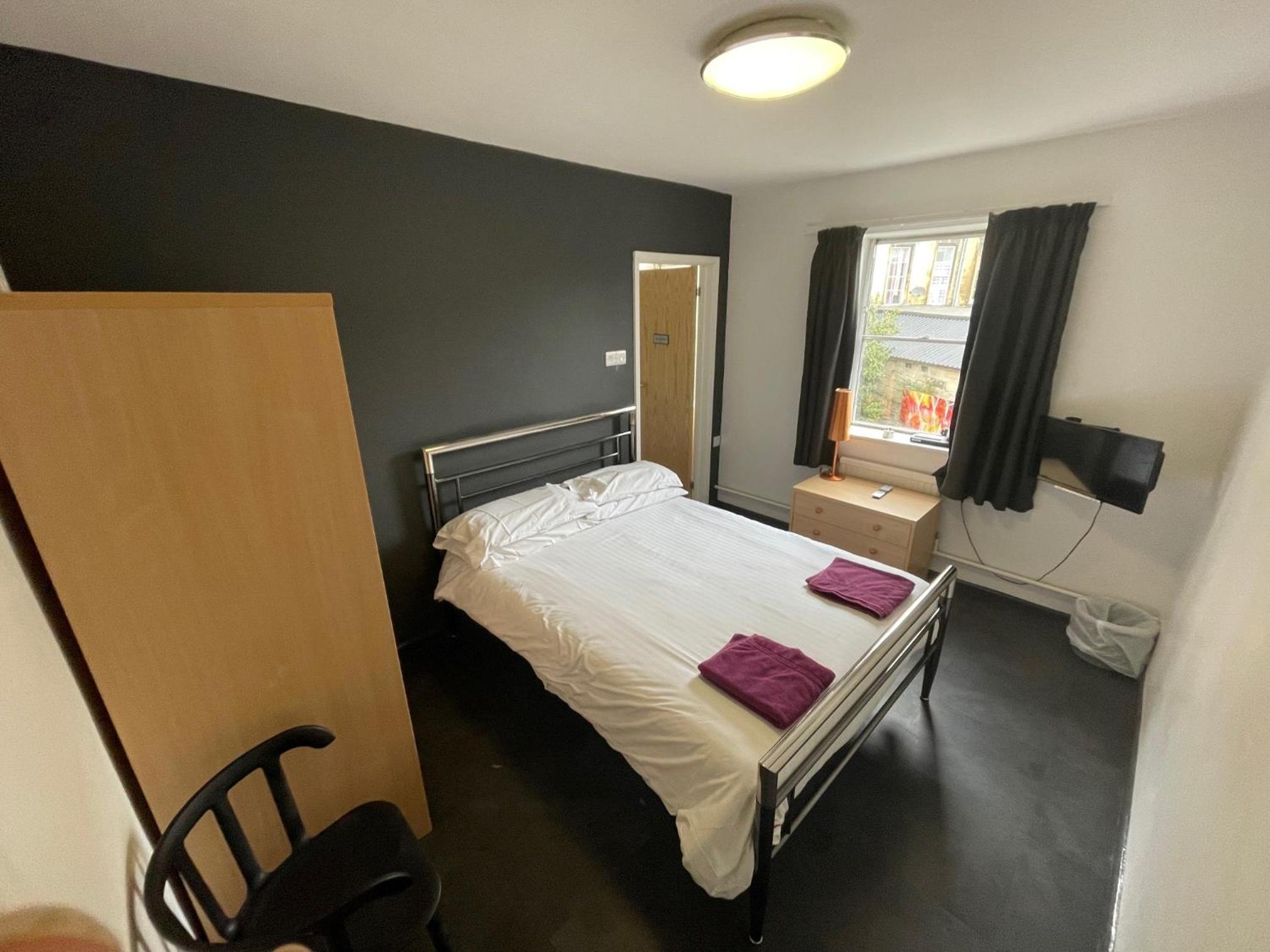 Double Room with Private Bathroom - Photo 1