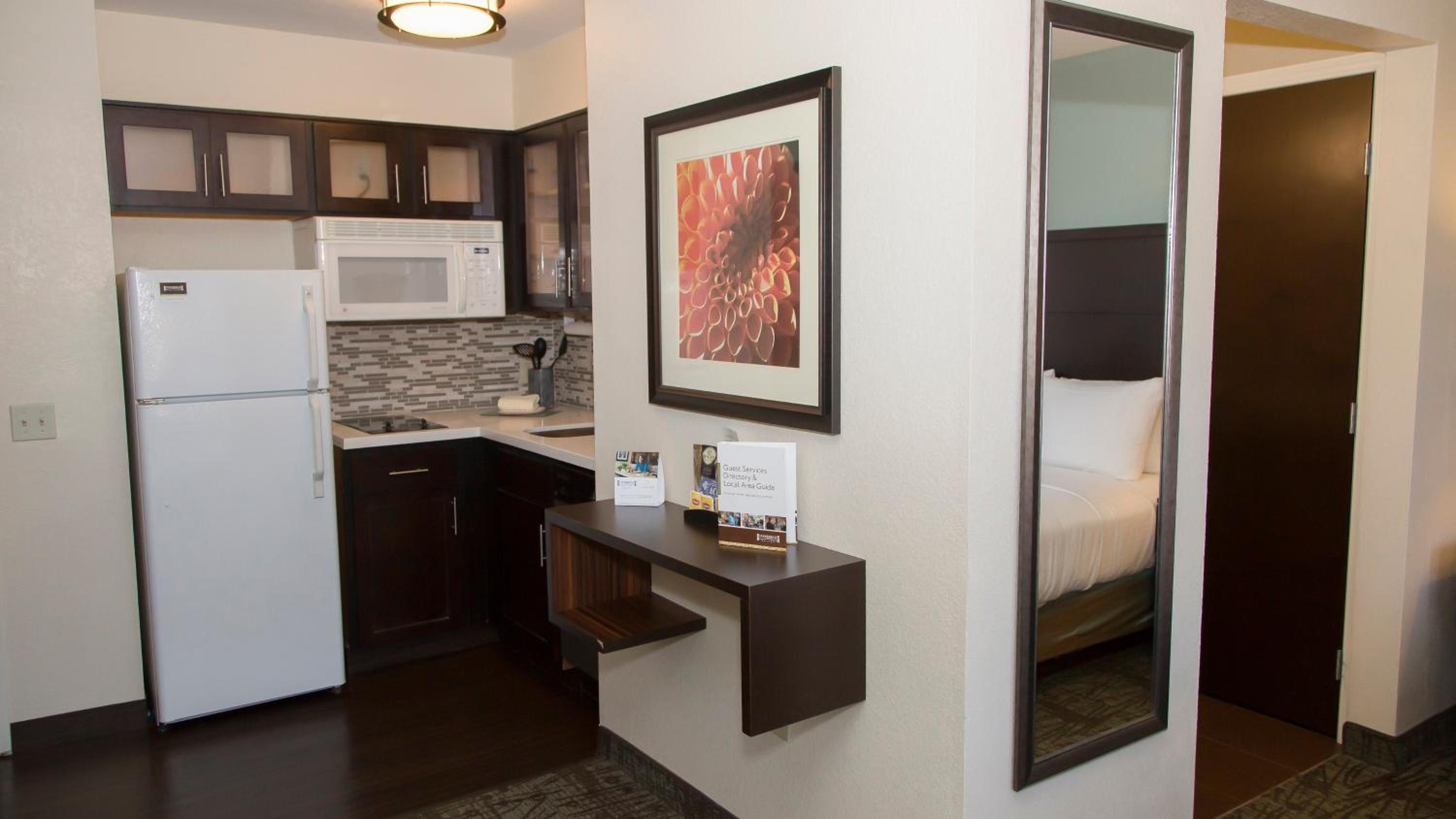 Queen Studio Suite - Photo 3
