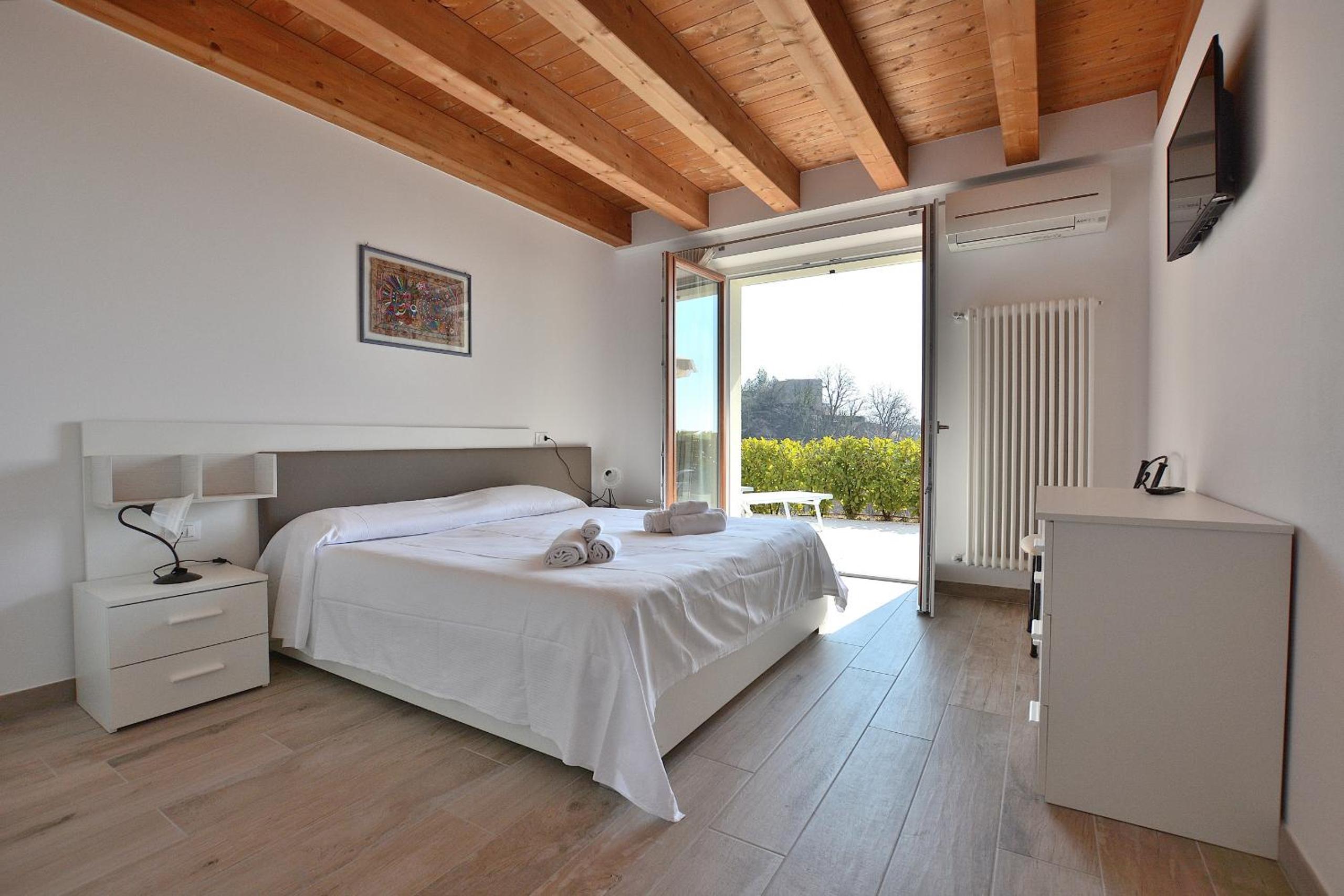 Apartment with Lake View
