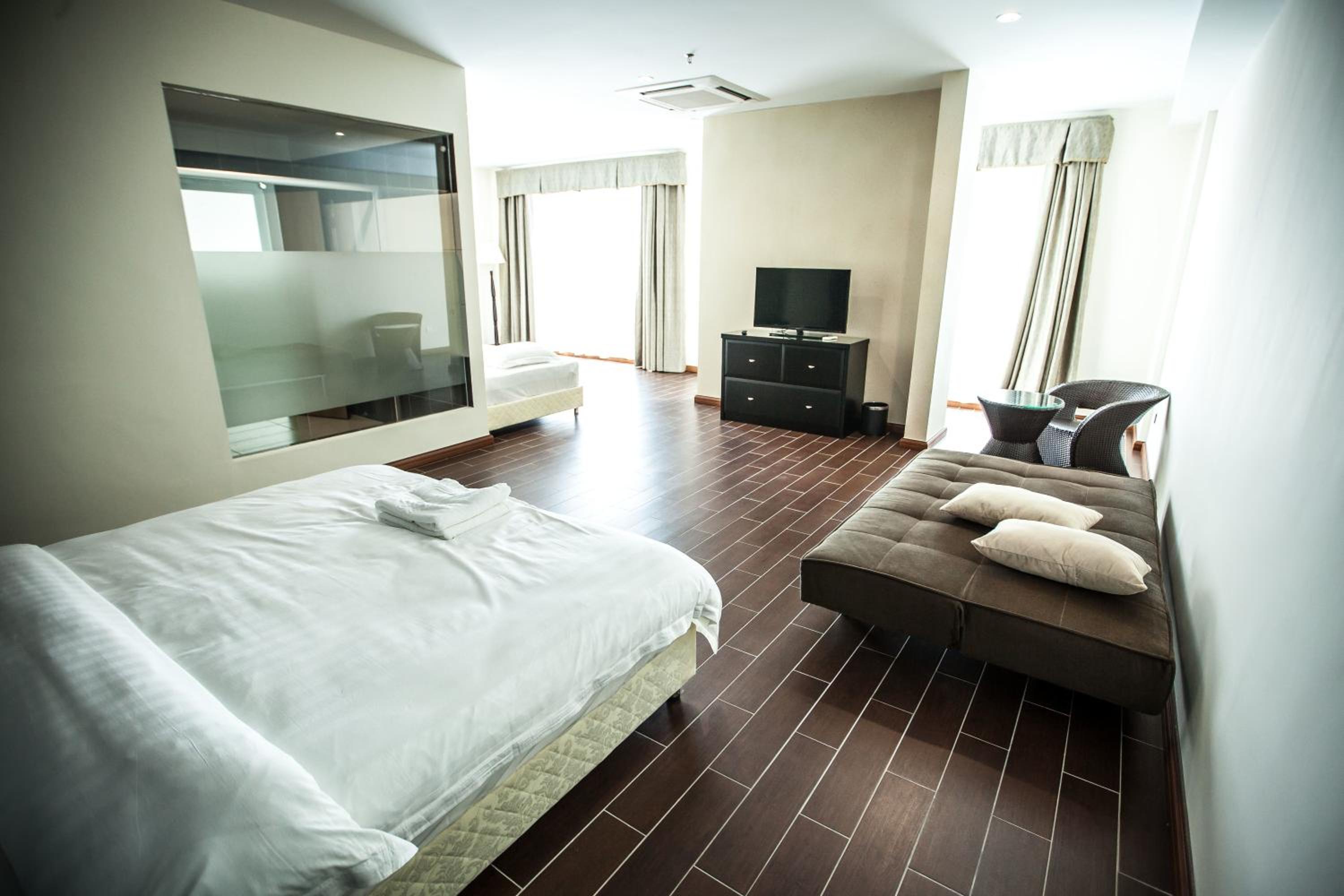 Family Room photo 3