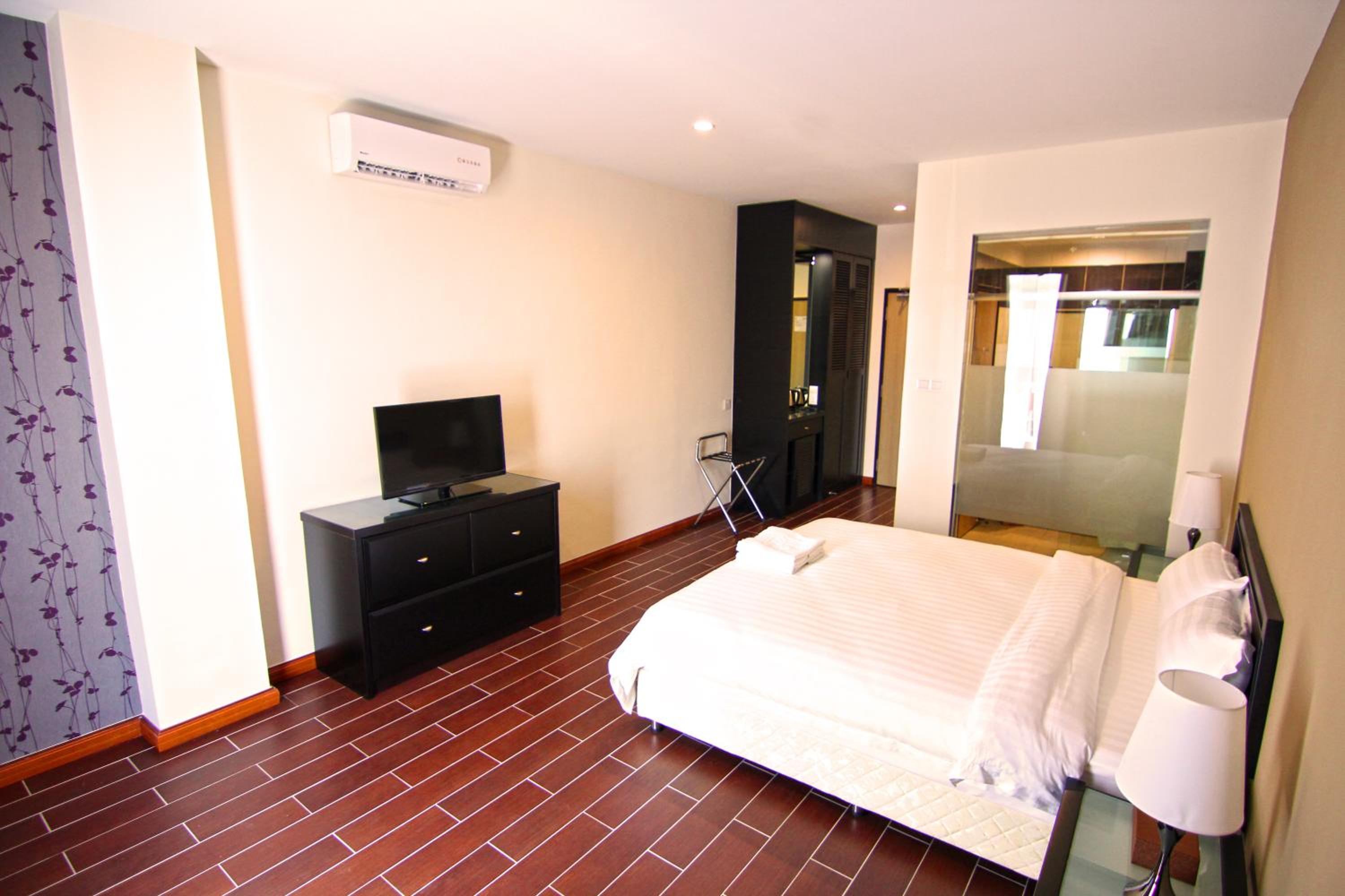 Deluxe King Room photo 2