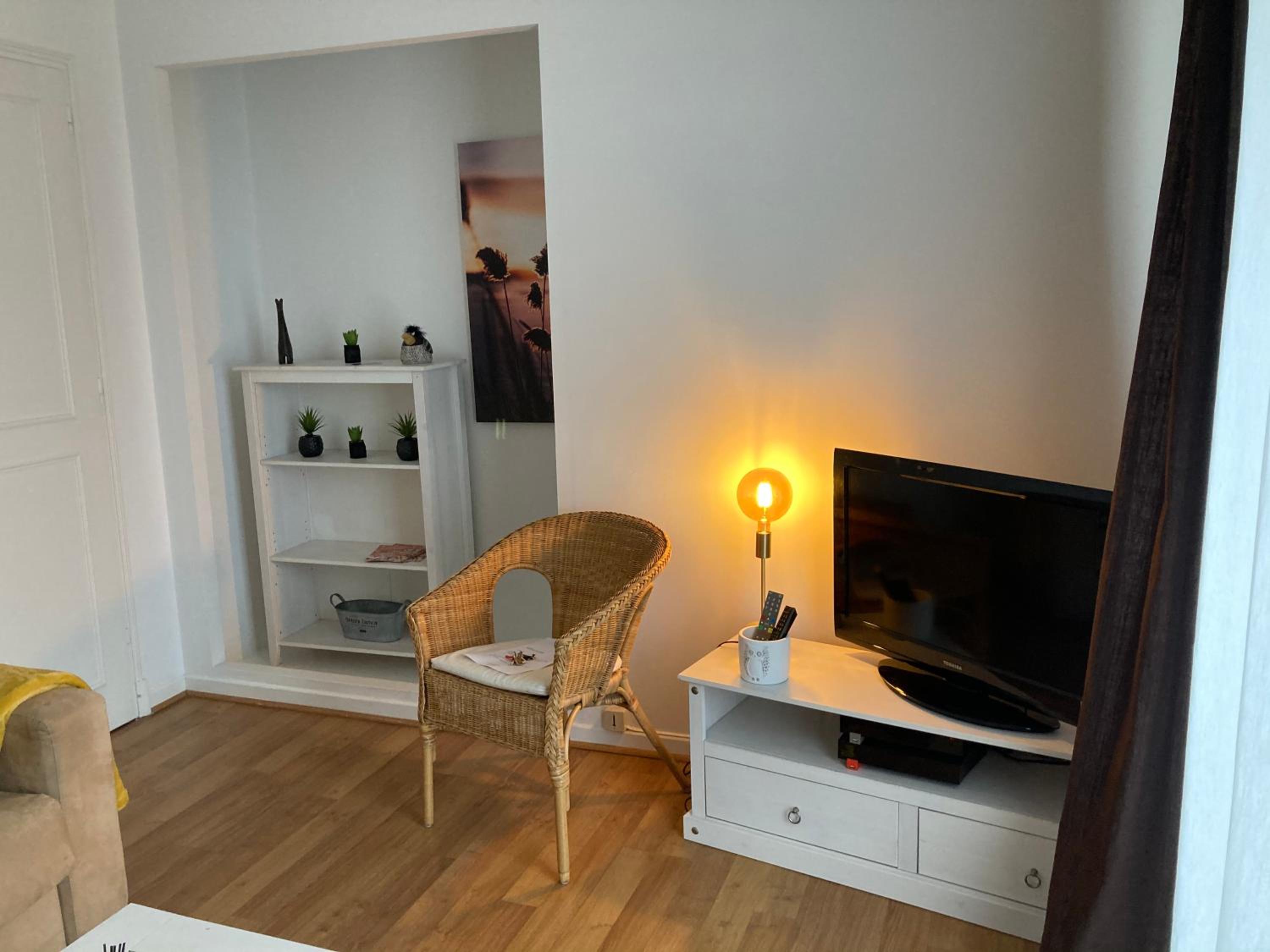 One-Bedroom Apartment - Photo 2