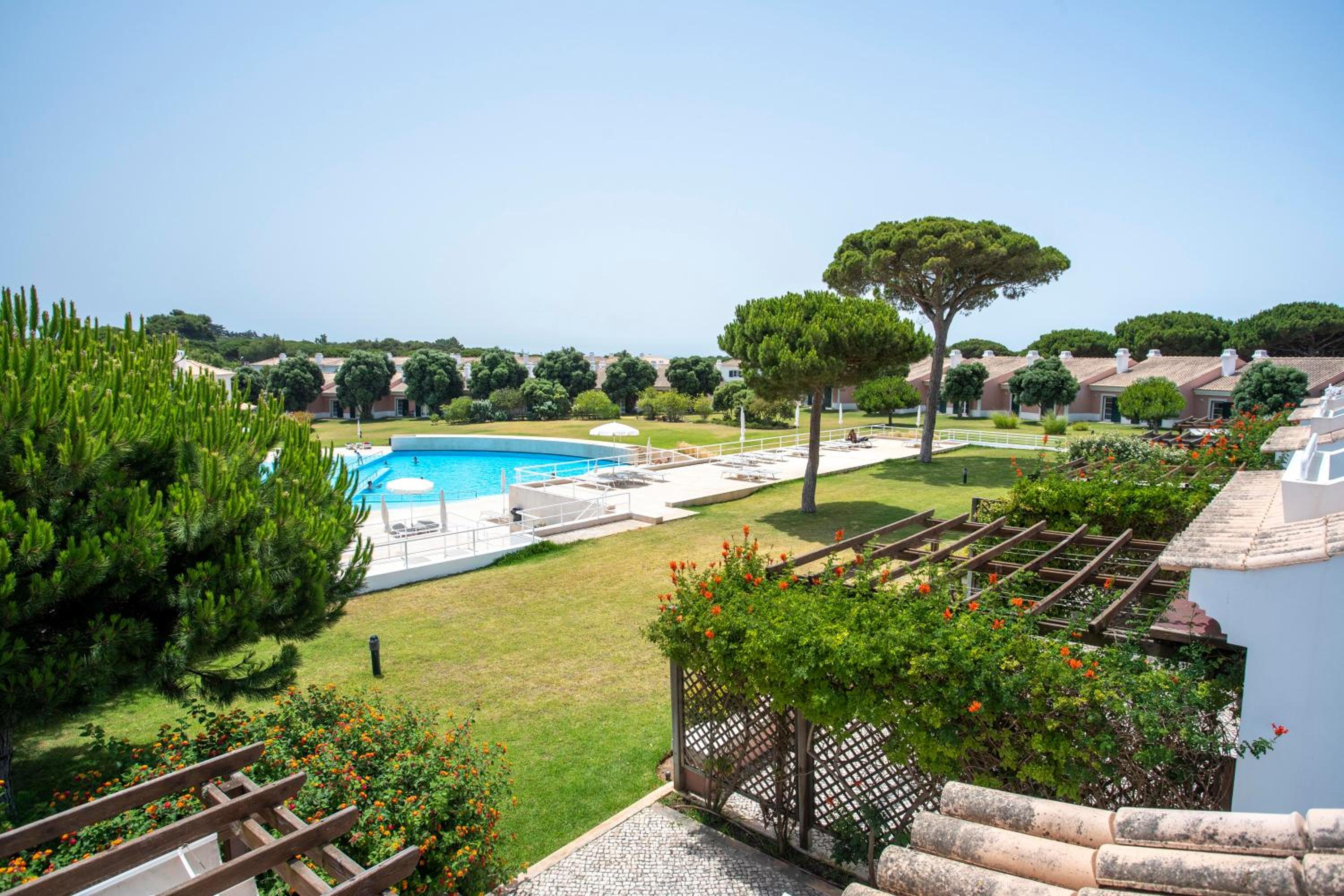 Three-Bedroom Villa (6 Adults) - Photo 8
