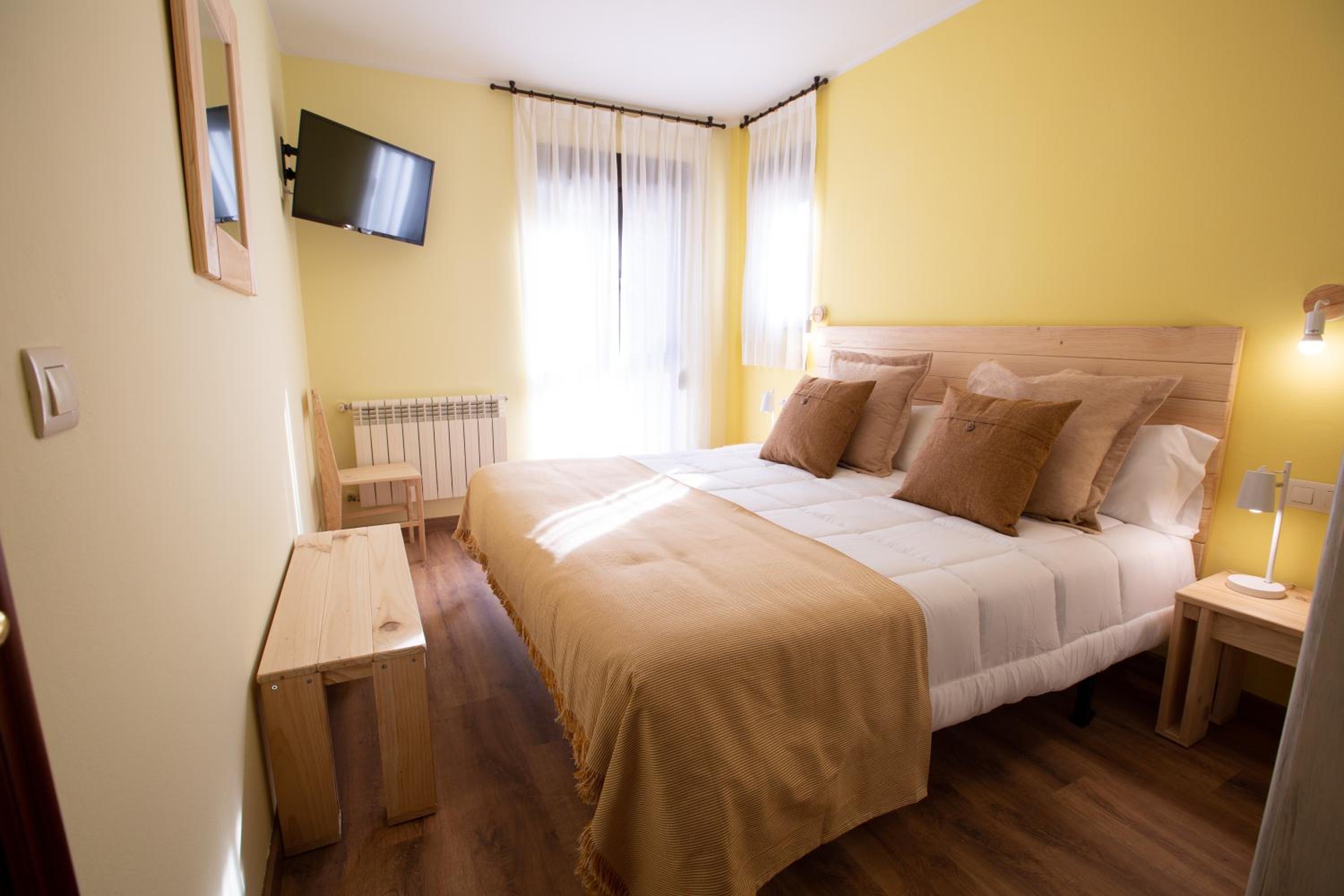 Double or Twin Room - Photo 9