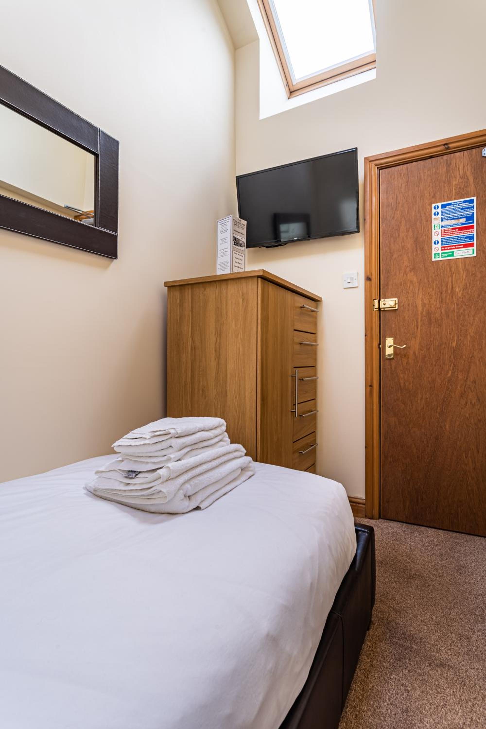 Small Single Room photo 2