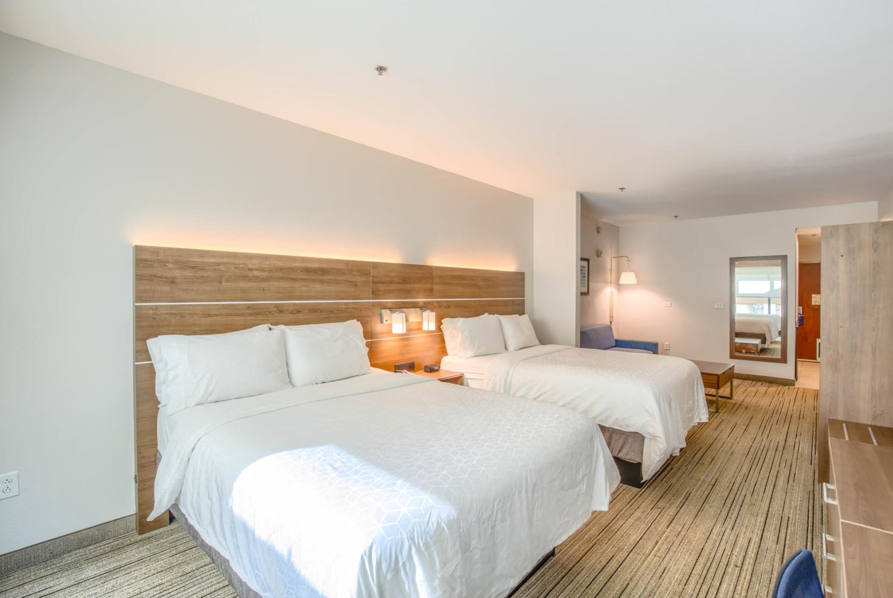 Queen Suite with Two Queen Beds - Photo 4