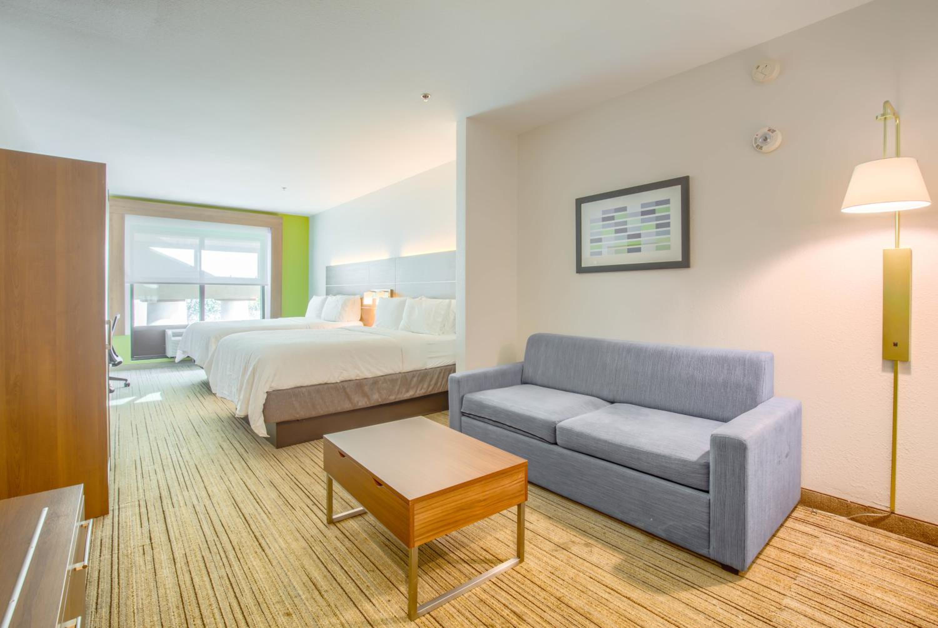 Queen Room with Two Queen Beds - Disability Access with Bath Tub - Photo 2