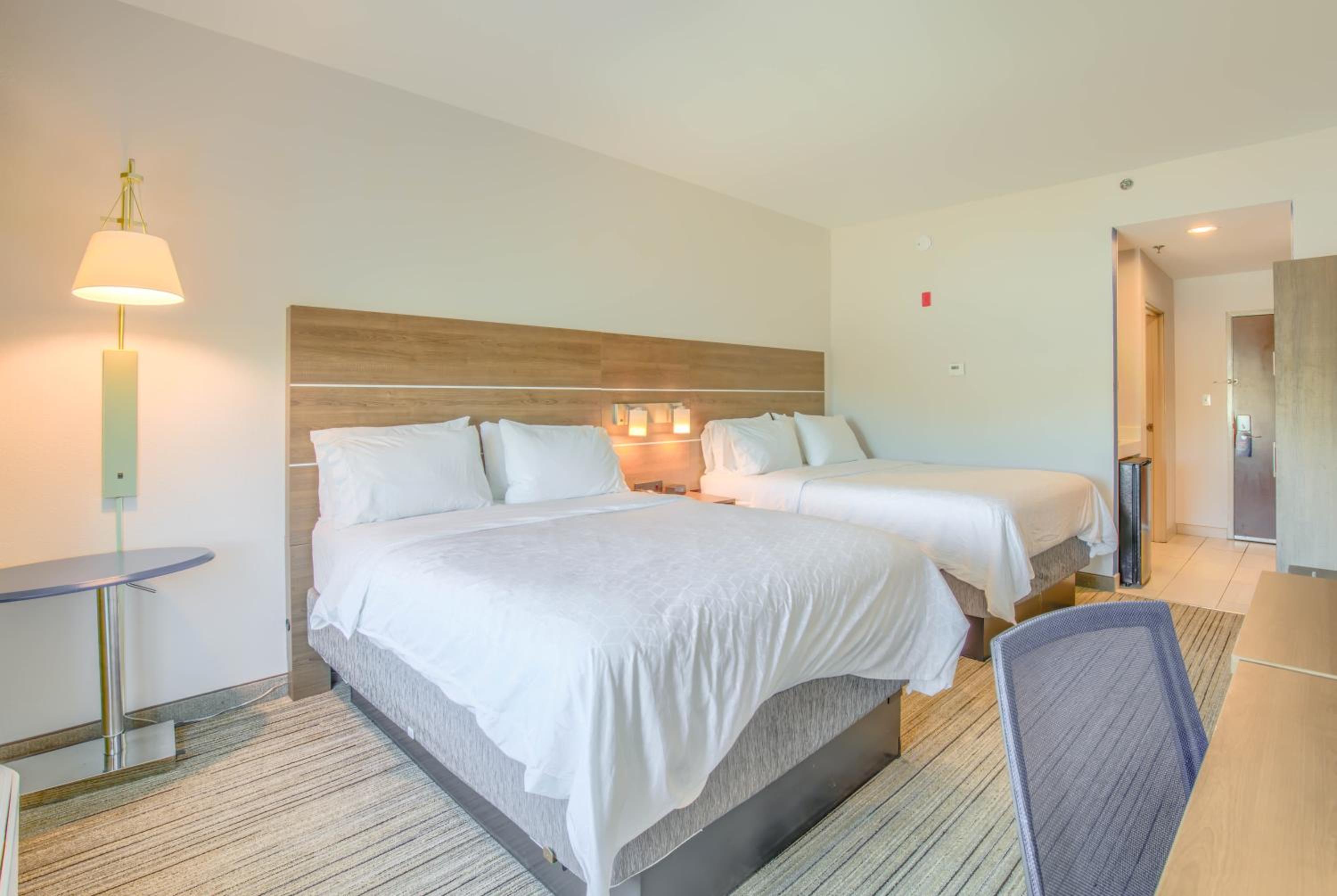 Standard Room with Two Queen Beds - Photo 6