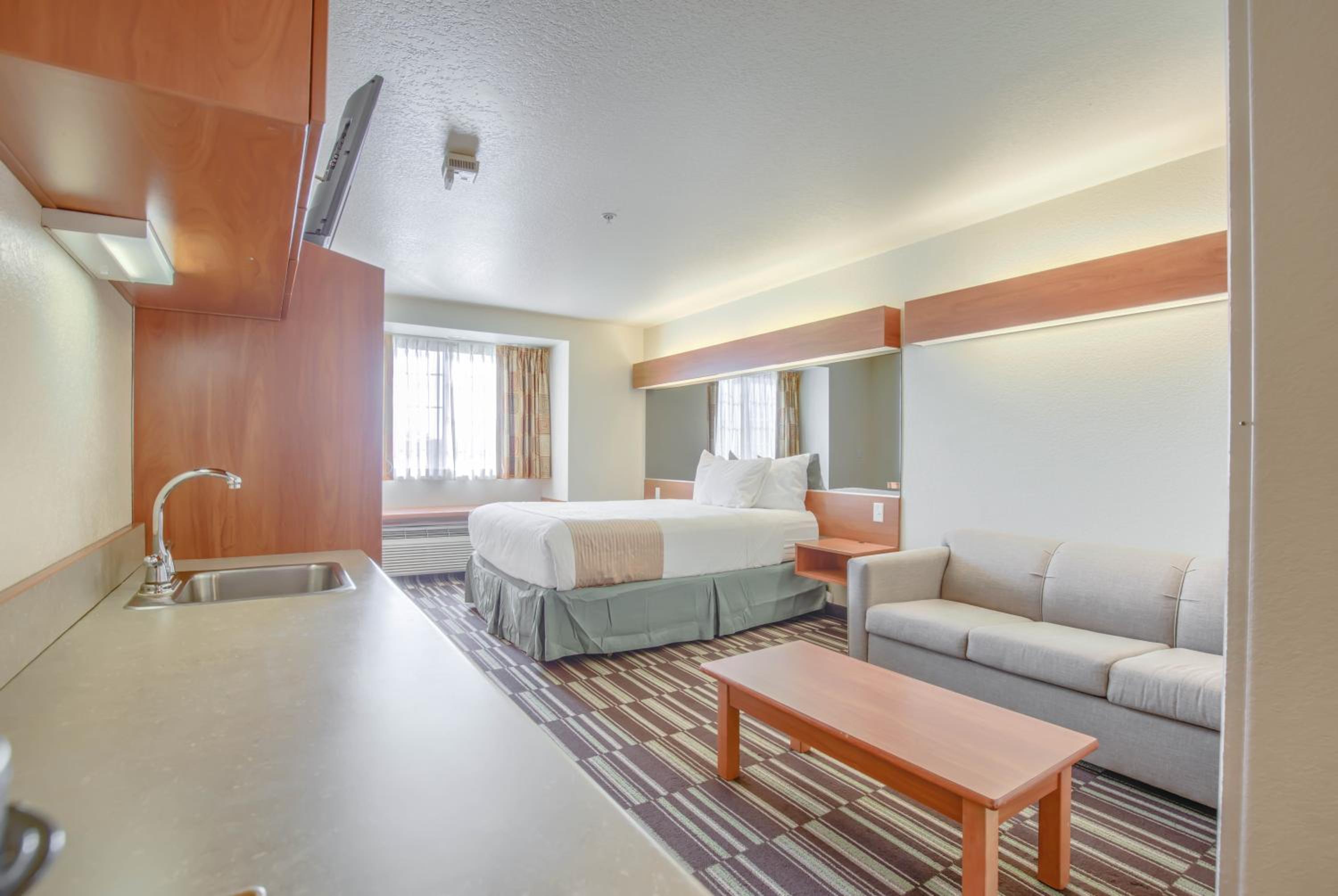 Queen Studio Suite - Non-Smoking - Photo 4