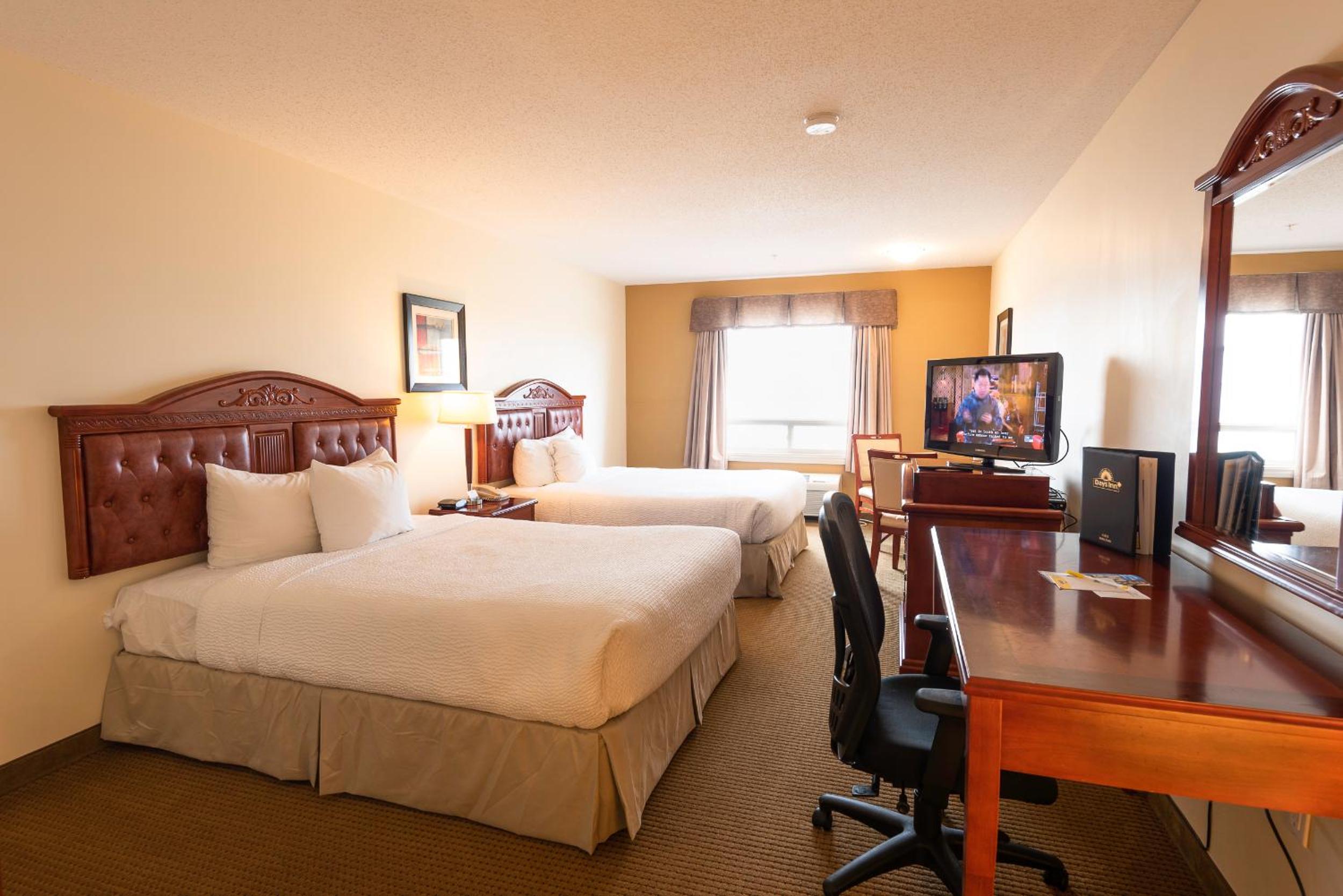 Queen Room with Two Queen Beds - Non-Smoking - Photo 2