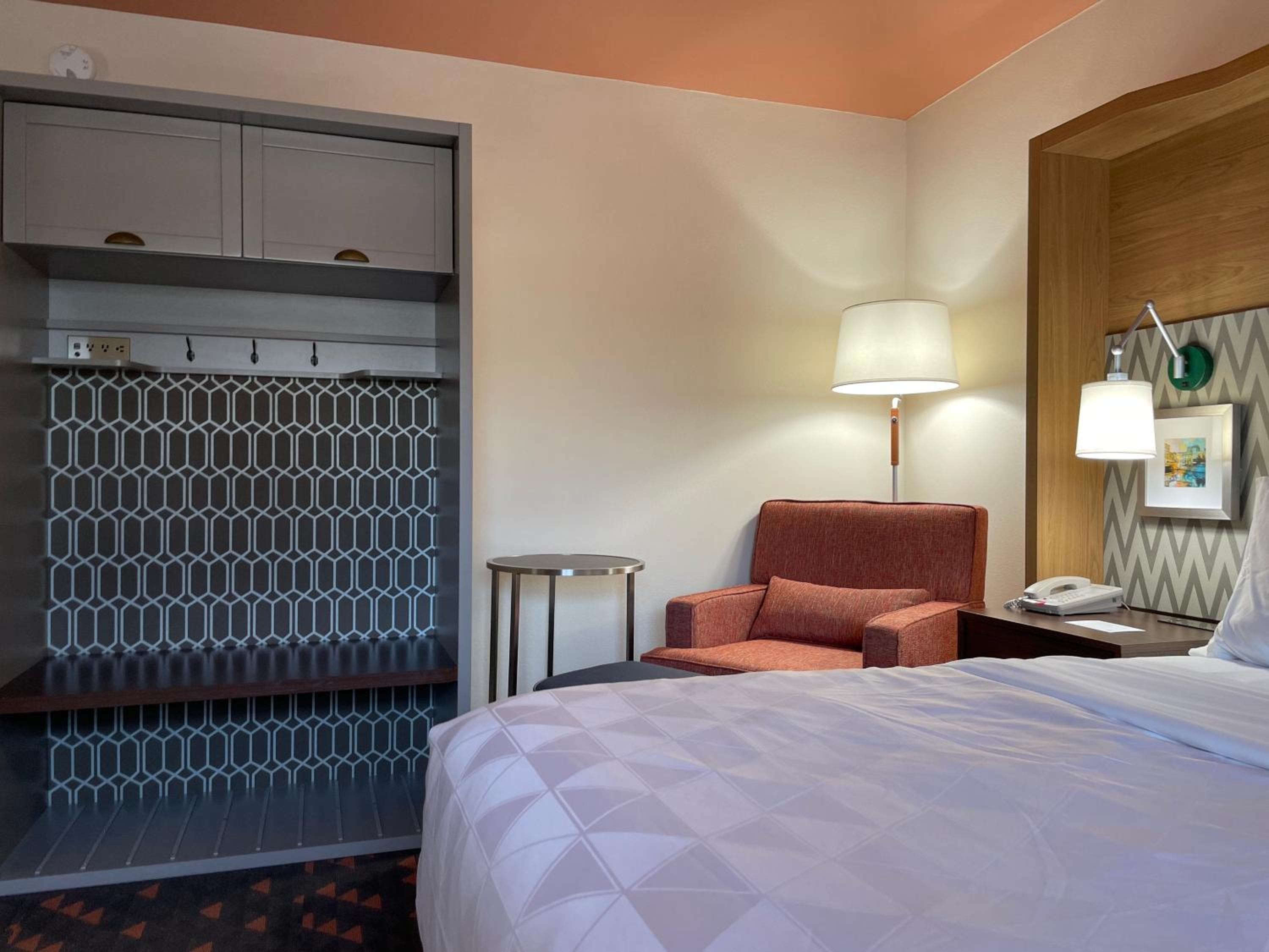 Standard King Room - Photo 9