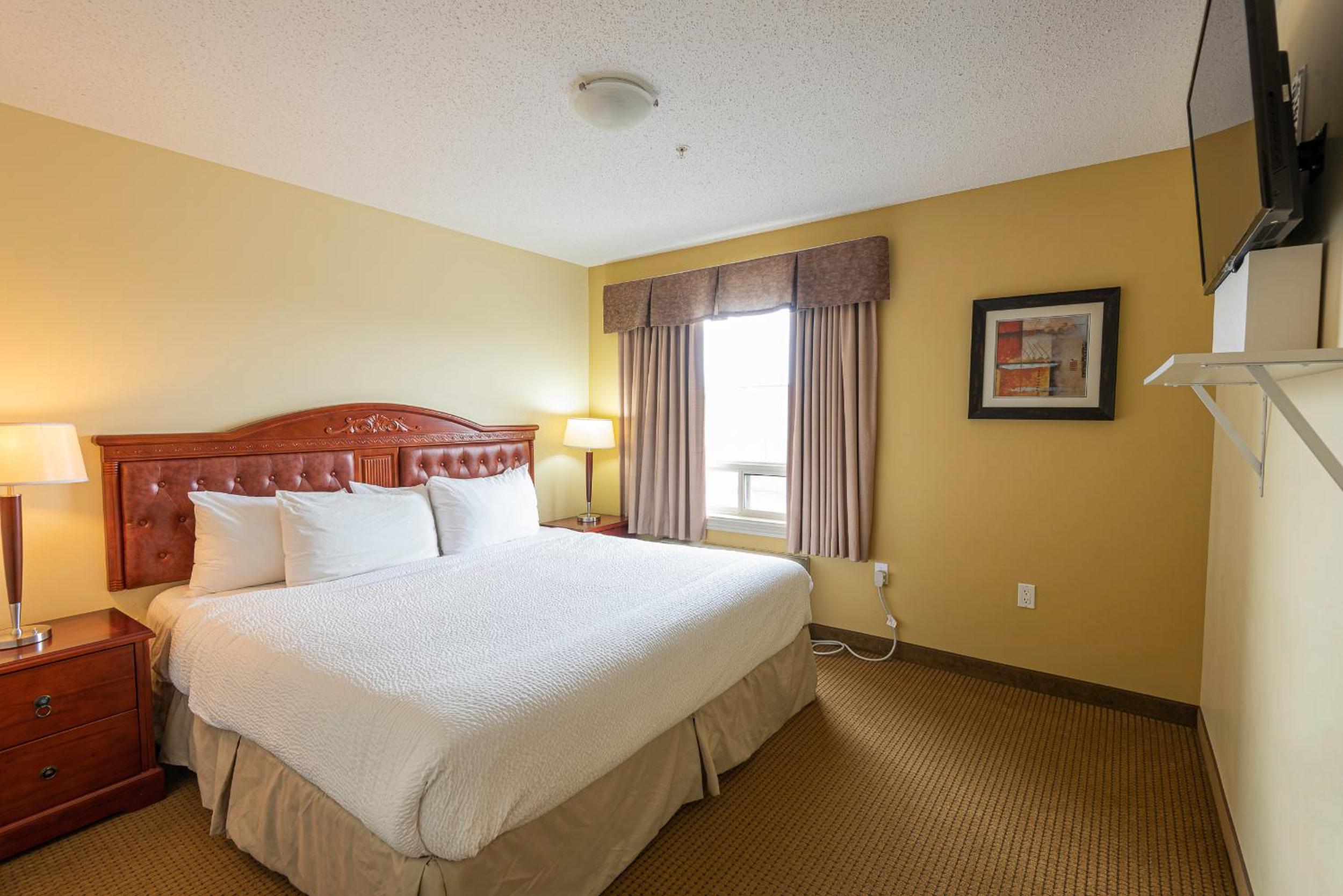 Family Suite with One King and One Queen Bed - Smoking - Photo 4