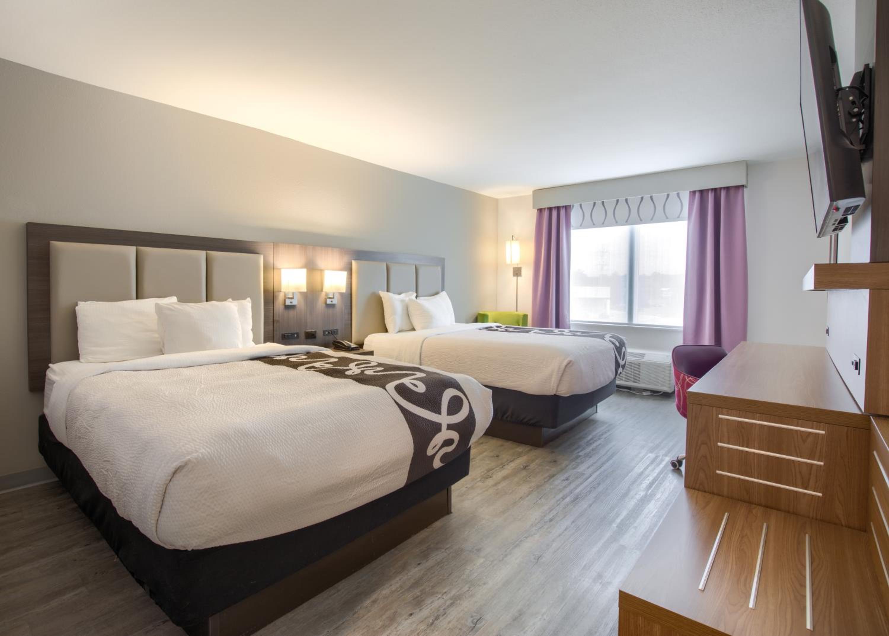 Queen Room with Two Queen Beds - Mobility Access/Non-Smoking photo 3