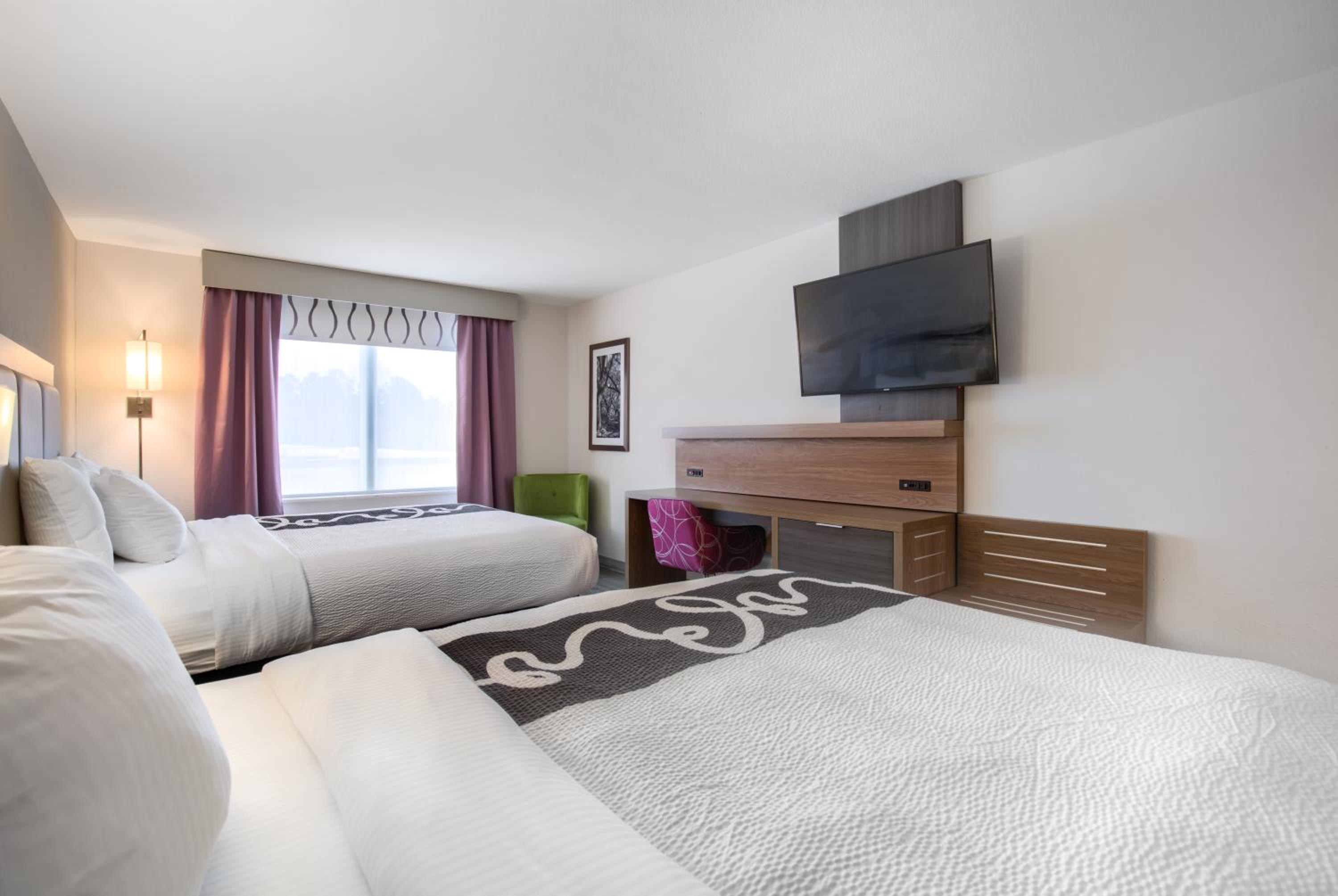 Queen Room with Two Queen Beds - Mobility Access/Non-Smoking photo 2