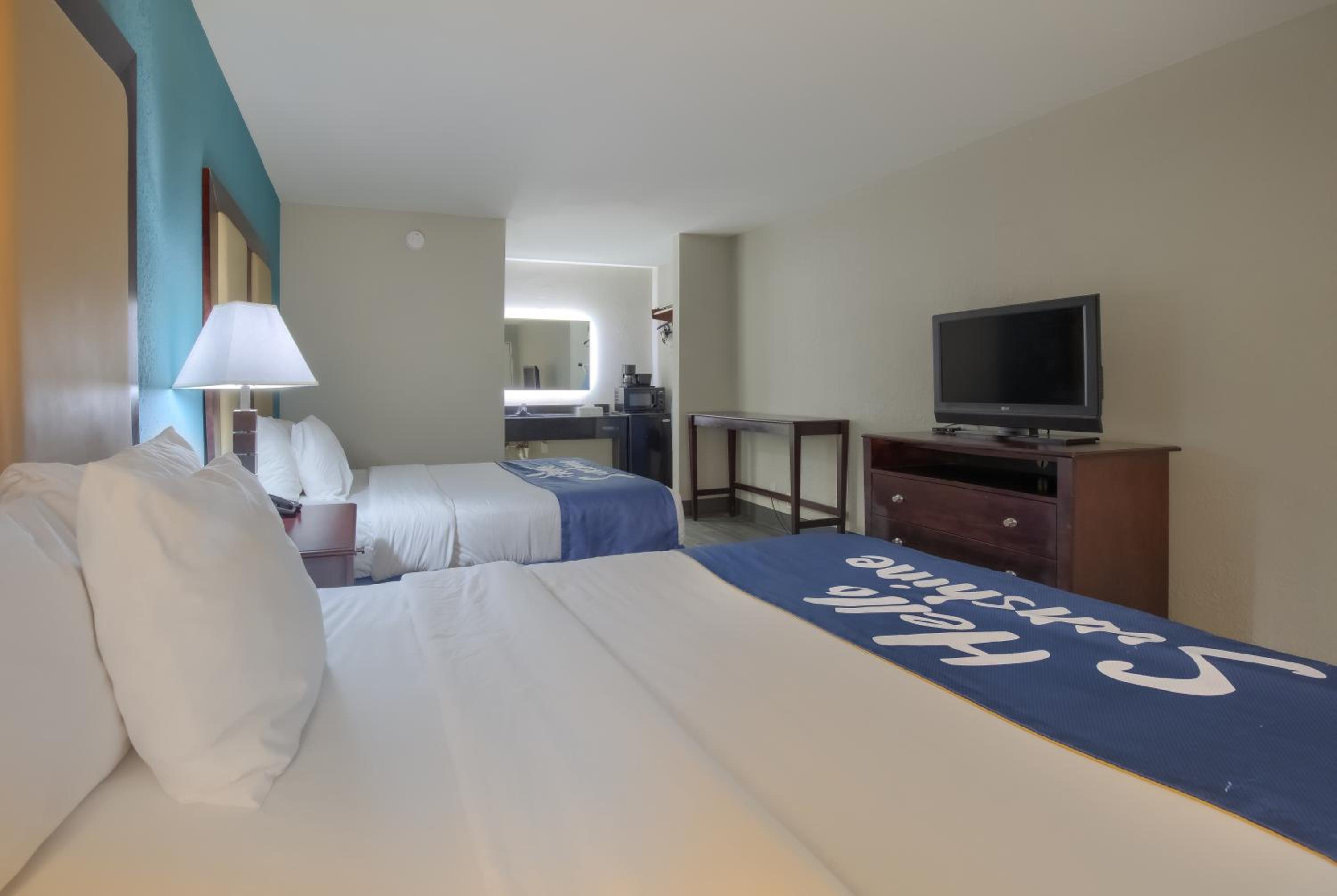 Queen Room with Two Queen Beds - Non-Smoking - Photo 1