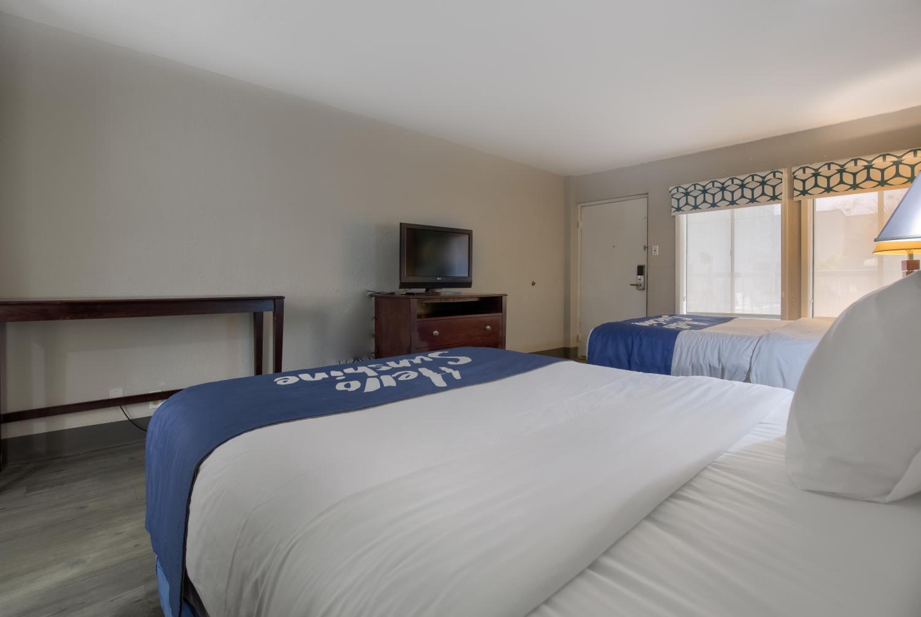 Queen Room with Two Queen Beds - Non-Smoking - Photo 2