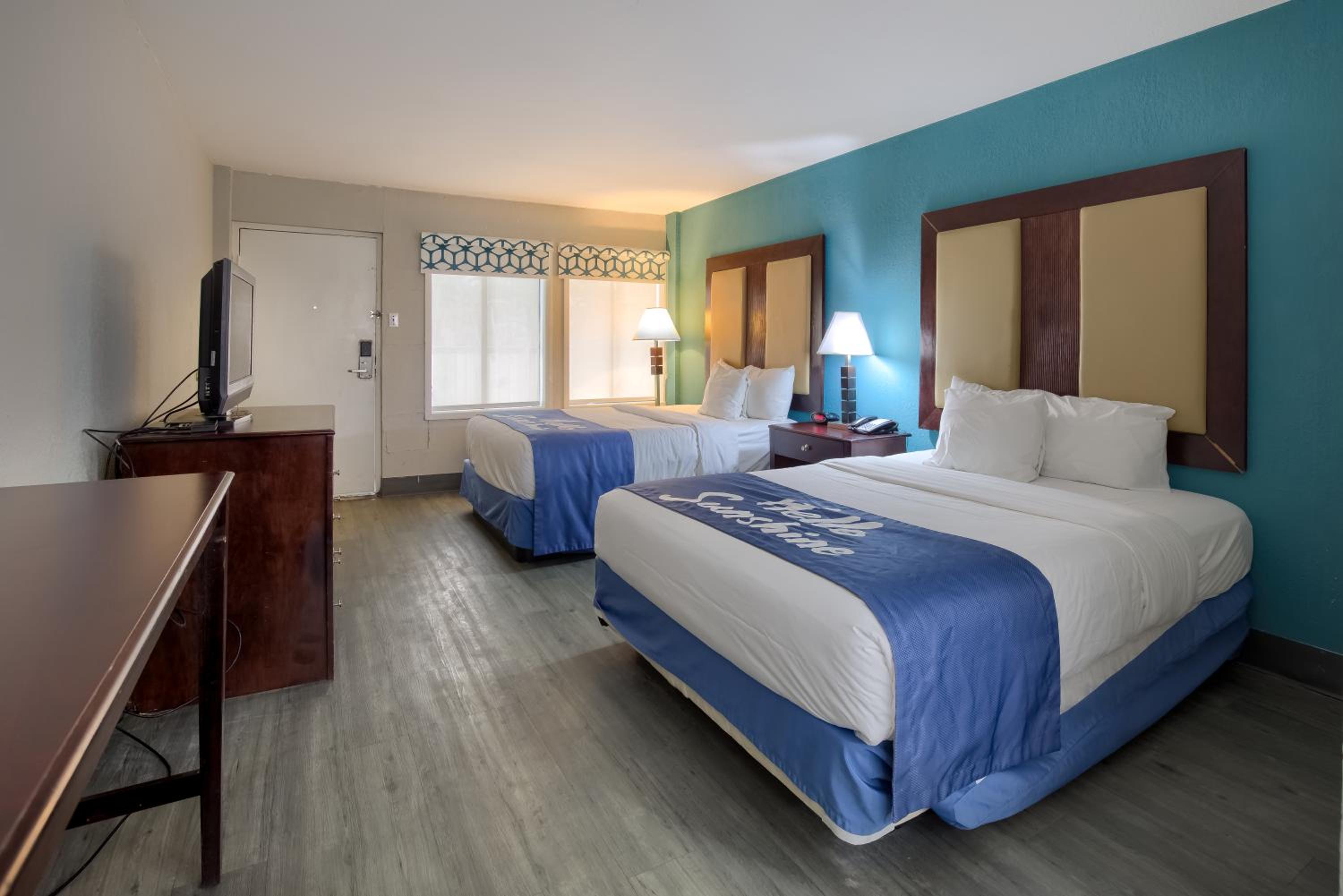 Queen Room with Two Queen Beds - Non-Smoking - Photo 4