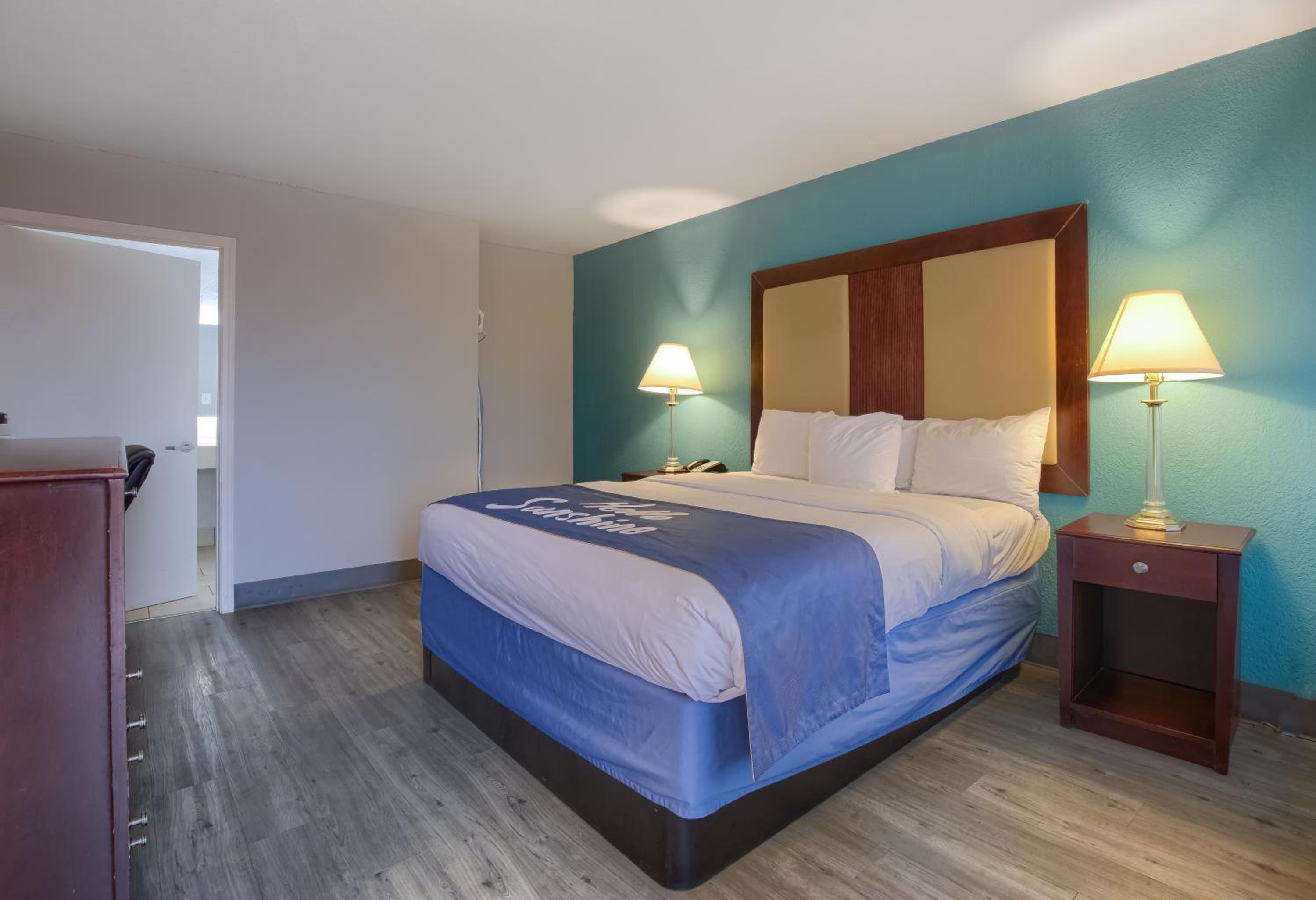 King Room - Non-Smoking - Photo 1