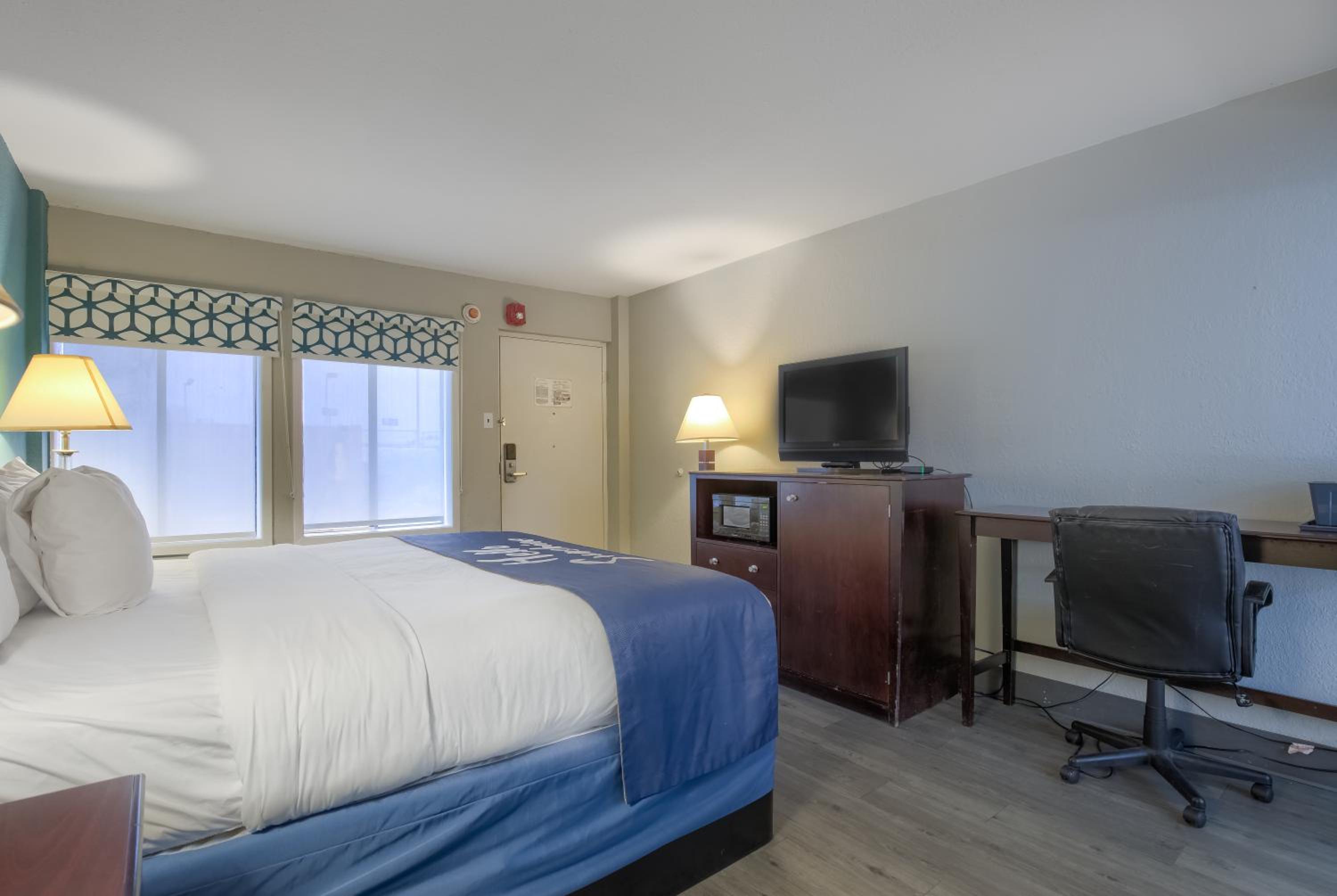 King Room - Non-Smoking - Photo 3