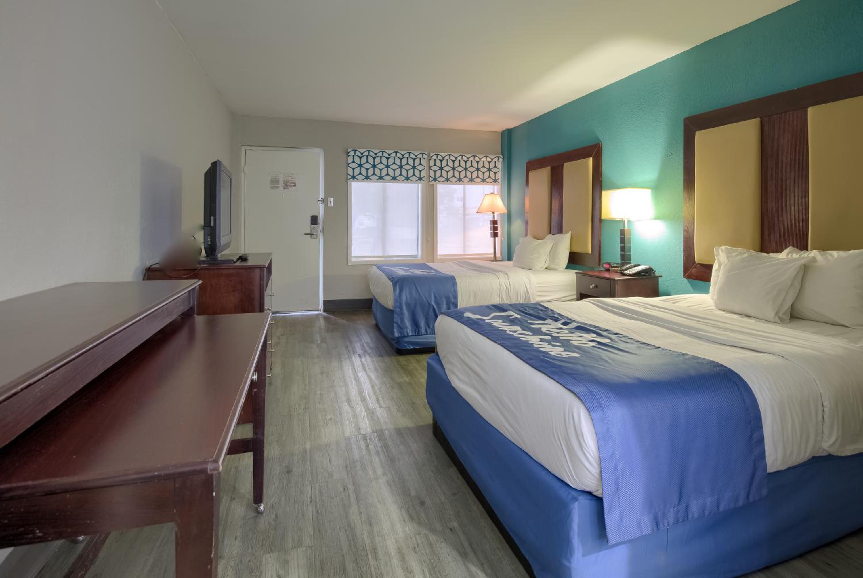 Queen Room with Two Queen Beds - Non-Smoking - Photo 5