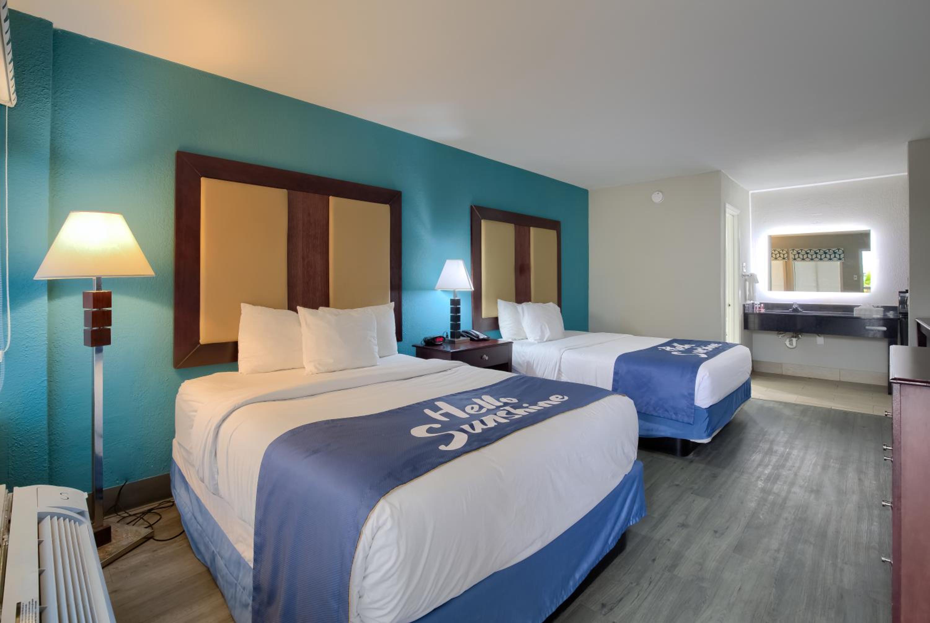 Queen Room with Two Queen Beds - Non-Smoking - Photo 6