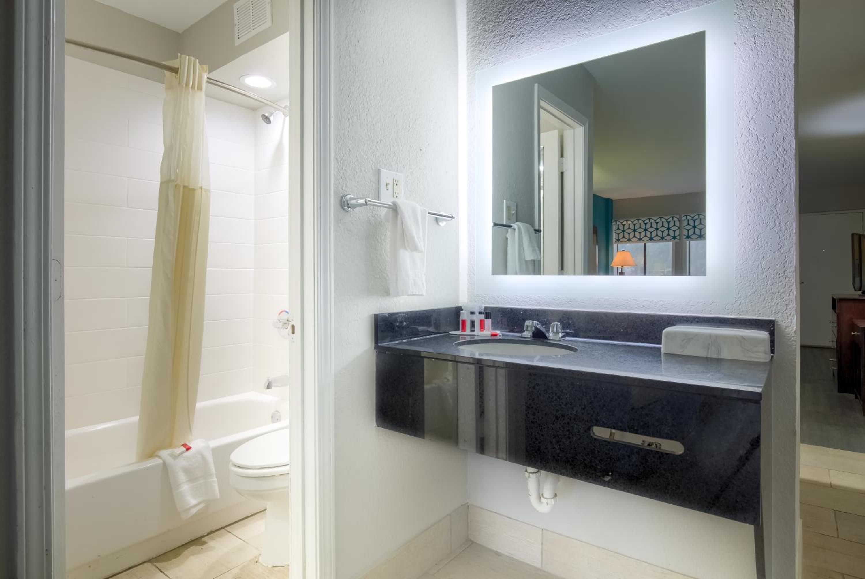 King Studio Suite - Non-Smoking - Photo 8