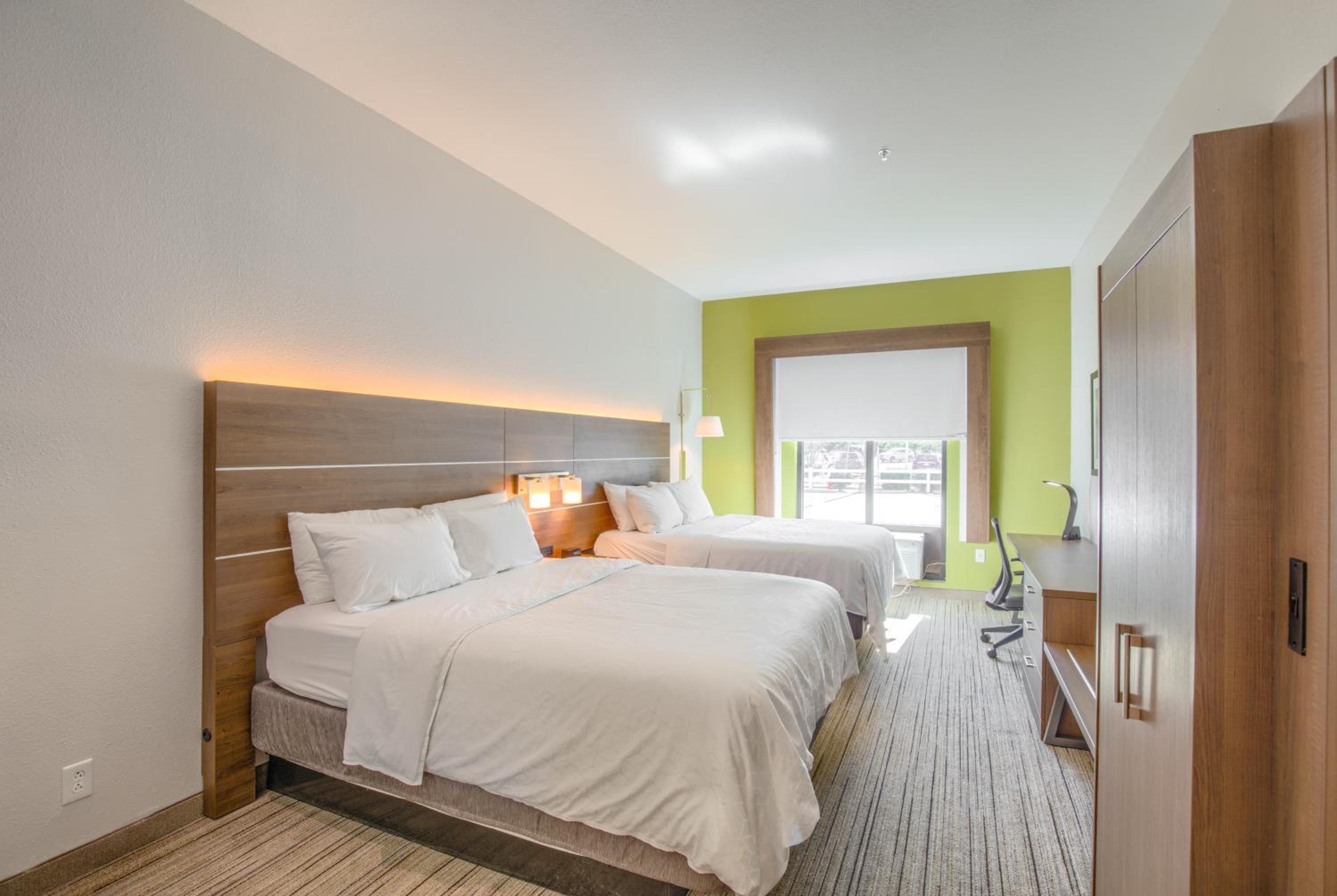 Standard Room with Two Queen Beds - Photo 8