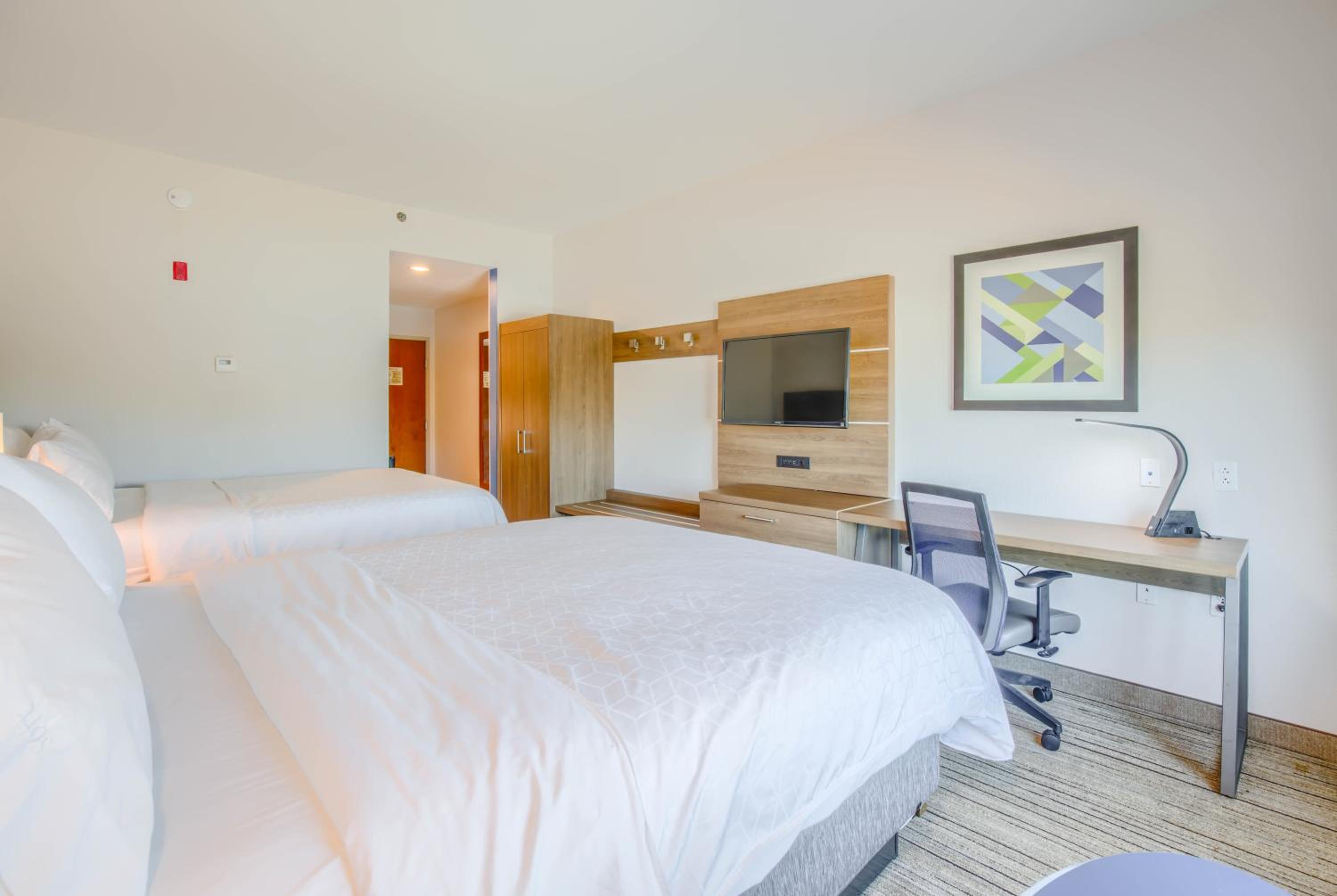 Standard Room with Two Queen Beds - Photo 7