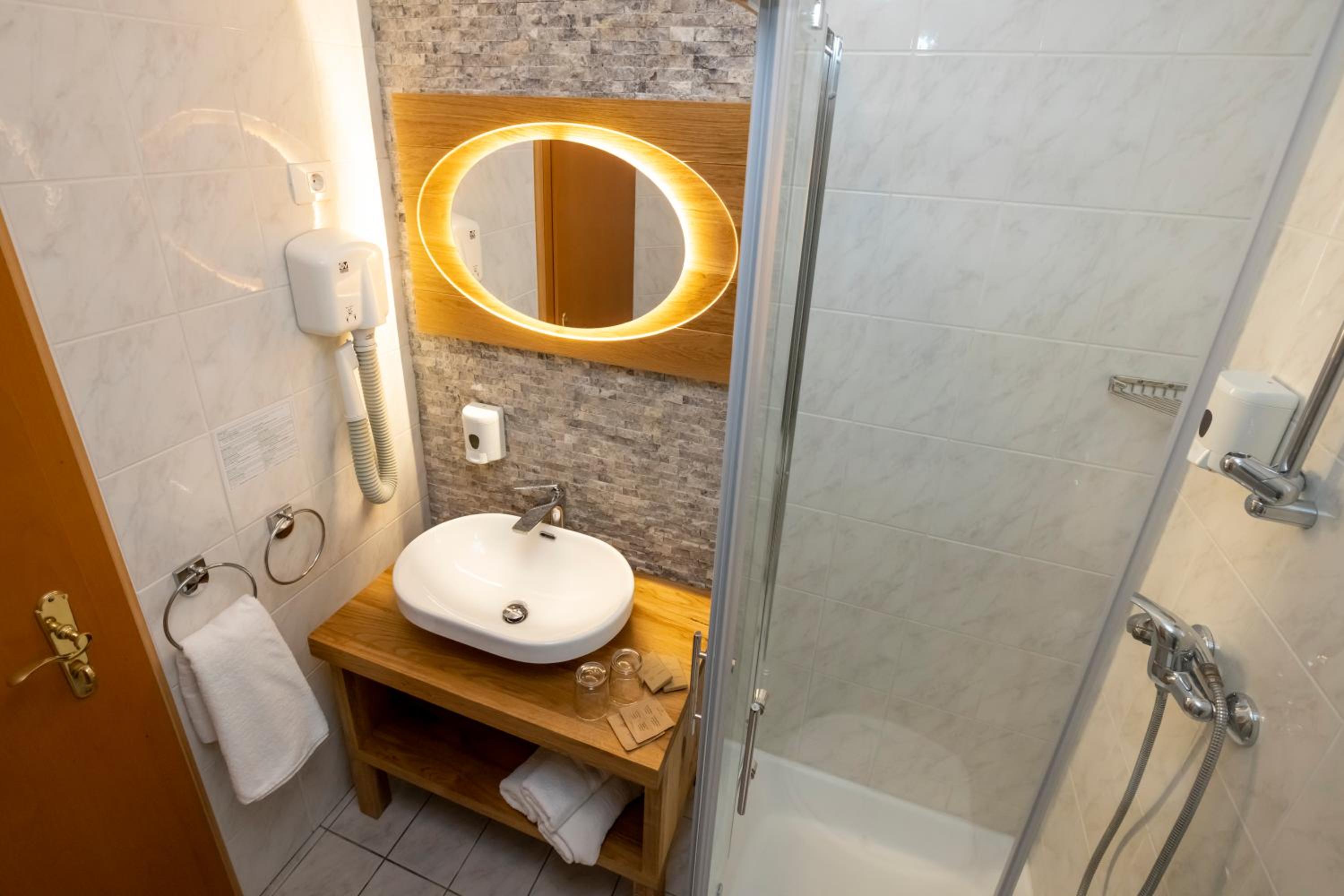 Double Room - Photo 17