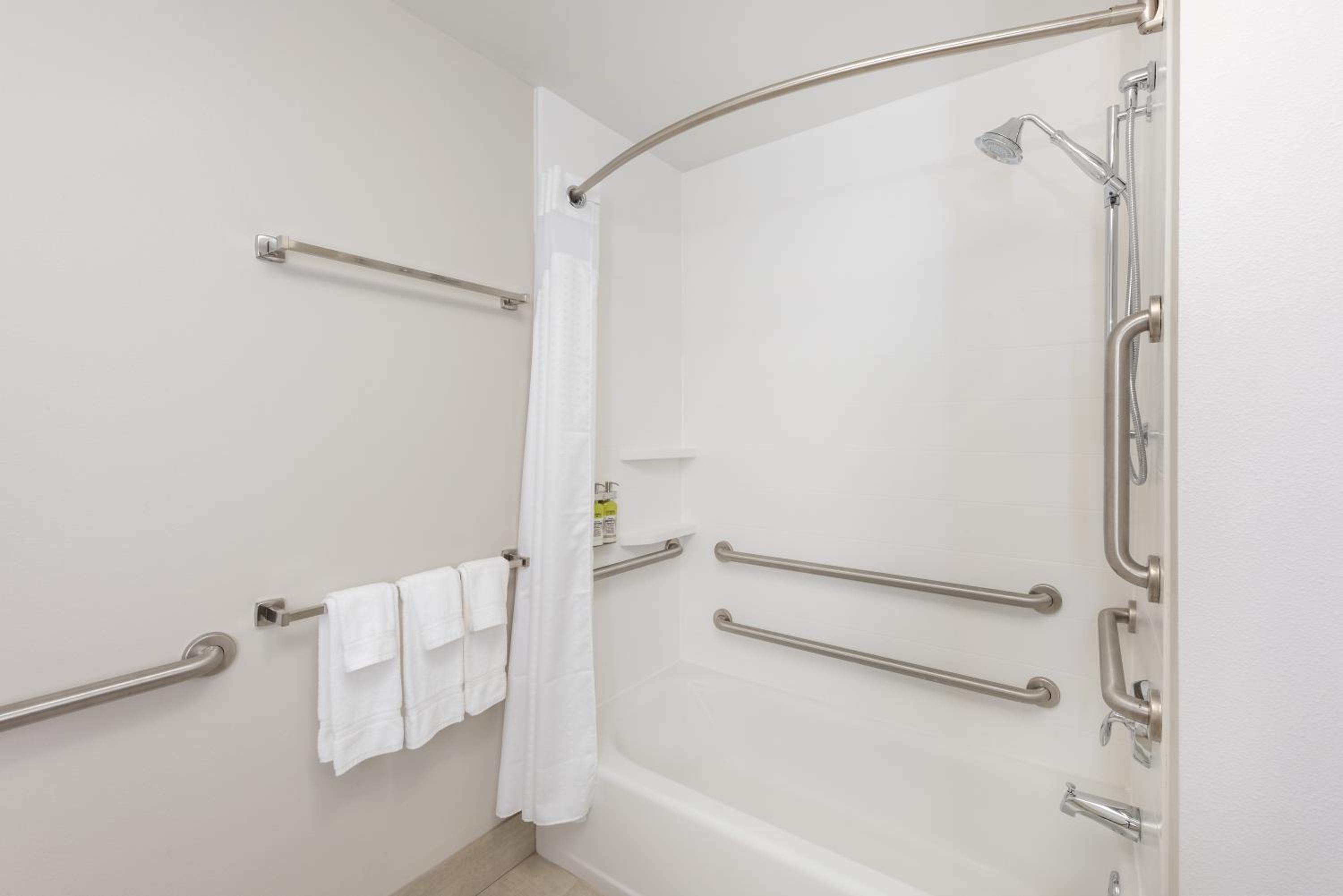 King Studio Suite with Mobility Accessible Tub - Non-Smoking - Photo 5