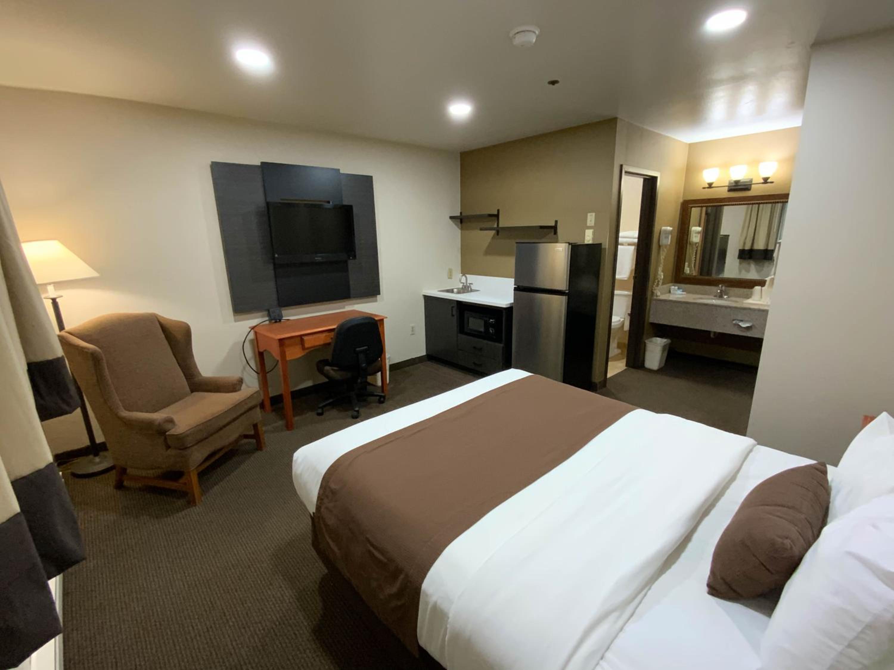 Deluxe King Suite - Non-Smoking - Photo 4